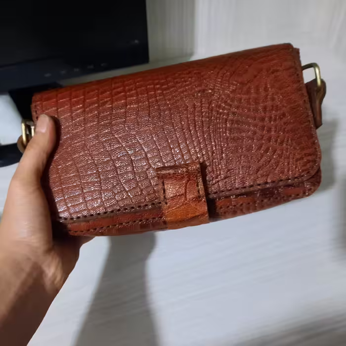 کیف دوشی چرم طبیعی گاوی دست دوز رنگ عسلی با بند دو رو چرم