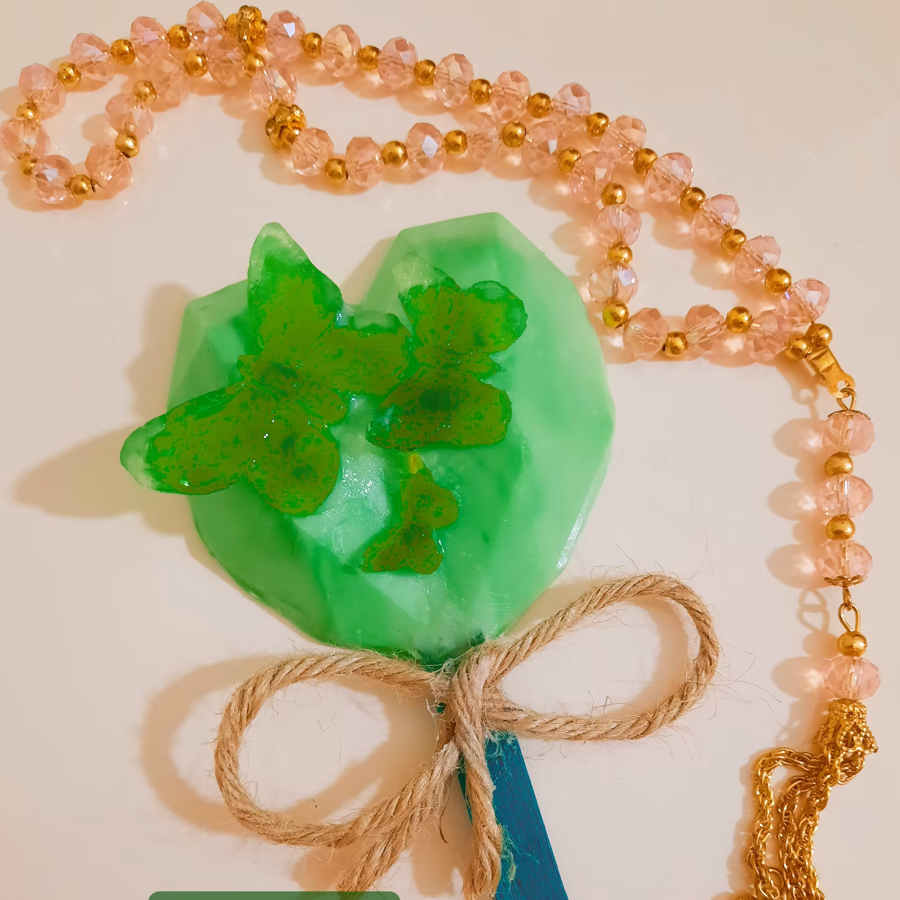 صابون گیاهی وتزیینی طرح قلب بستنی،روغن کرچک،نارگیل،زیتون ،گلیسرین،رایحه موز،وزن45گرم قیمت58000تومان