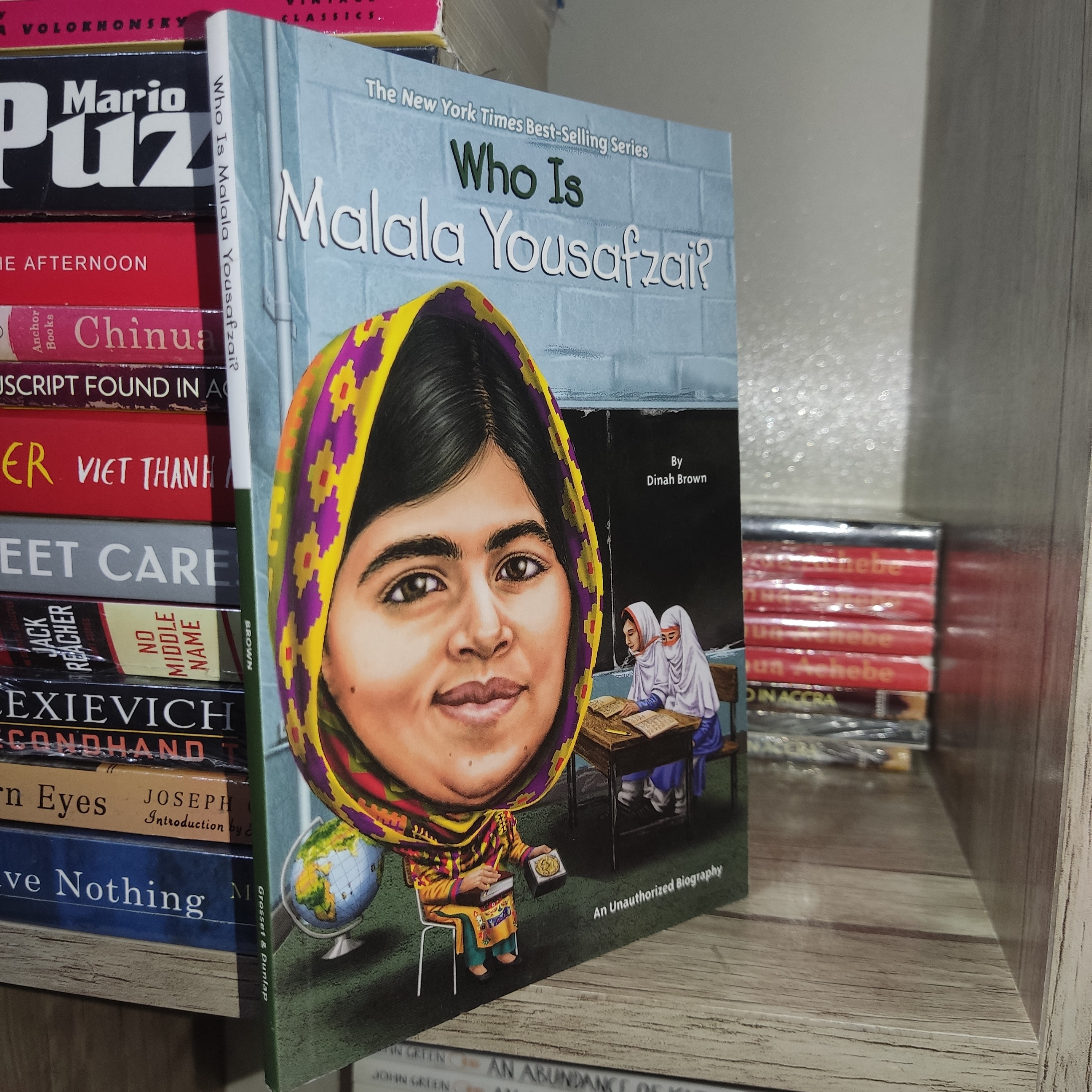 کتاب زبان اصلی  Who Is Malala Yousafzai - اثر دینا براون