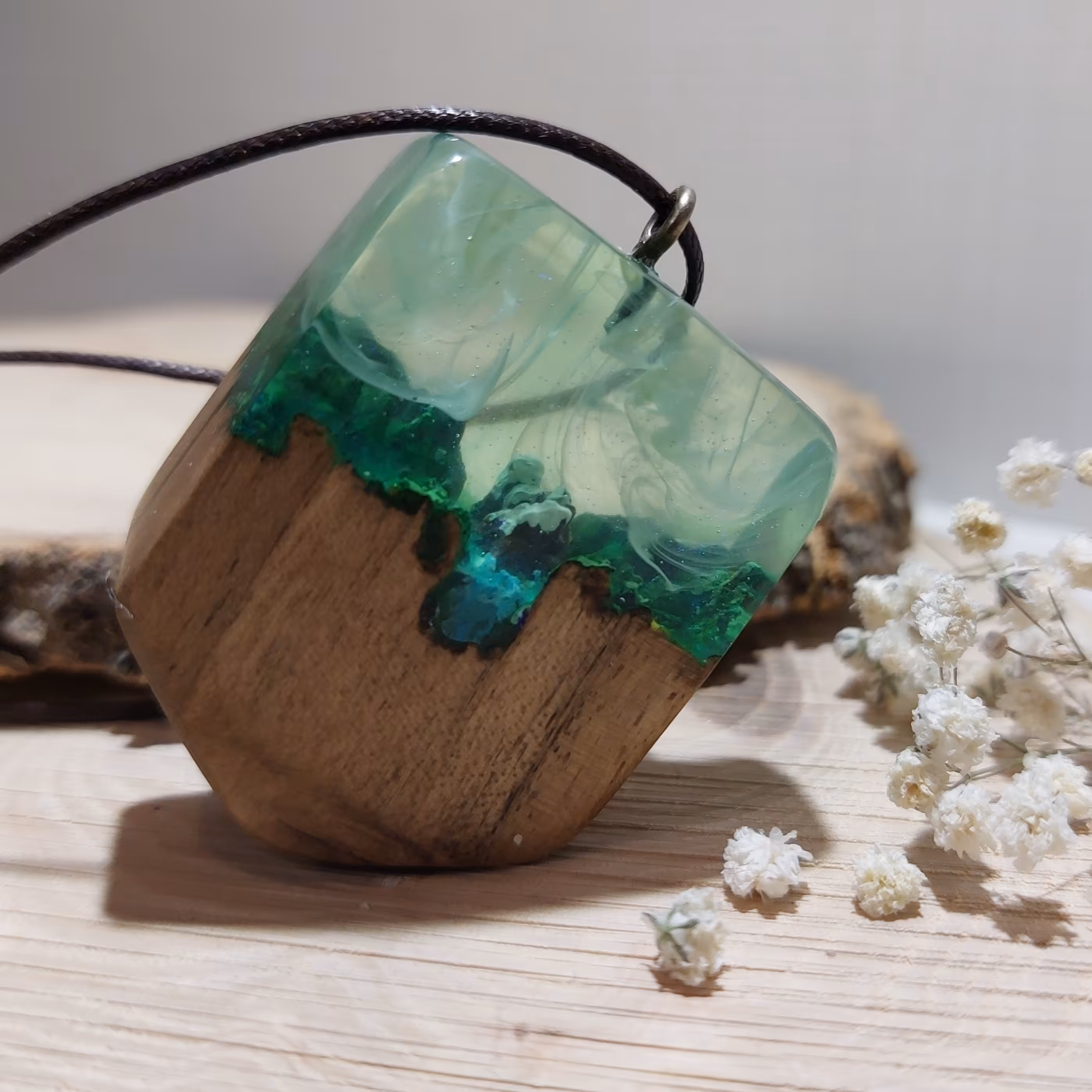 گردنبند چوب و رزین کوه و دریاچه مه آلود