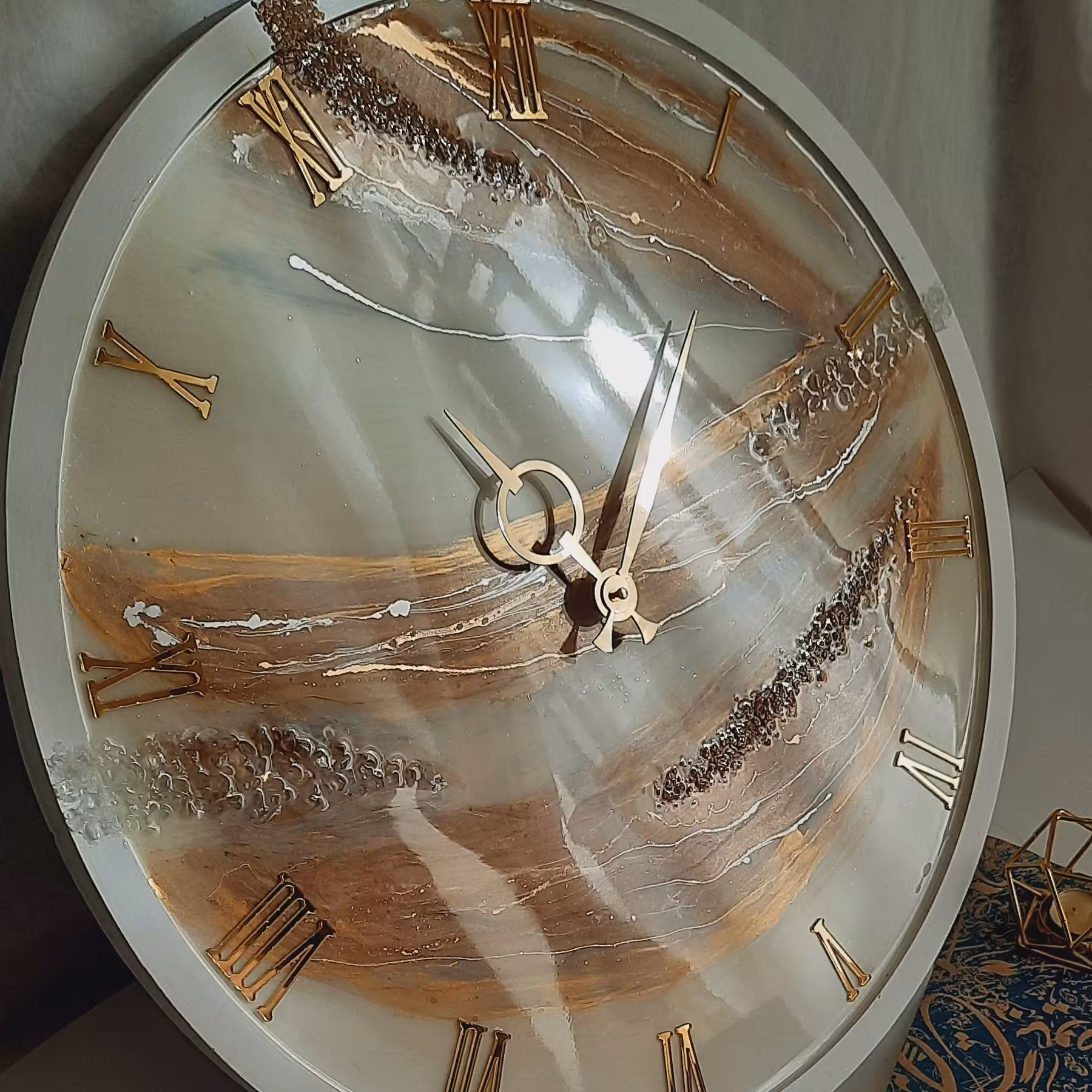 ساعت دیواری رزینی لبه دار سفید کرم قطر 70 سانت