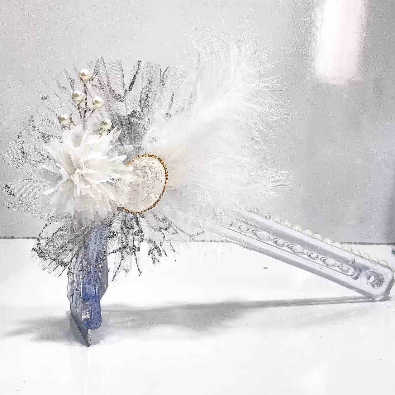 قند شکن عروس با تزیین پر