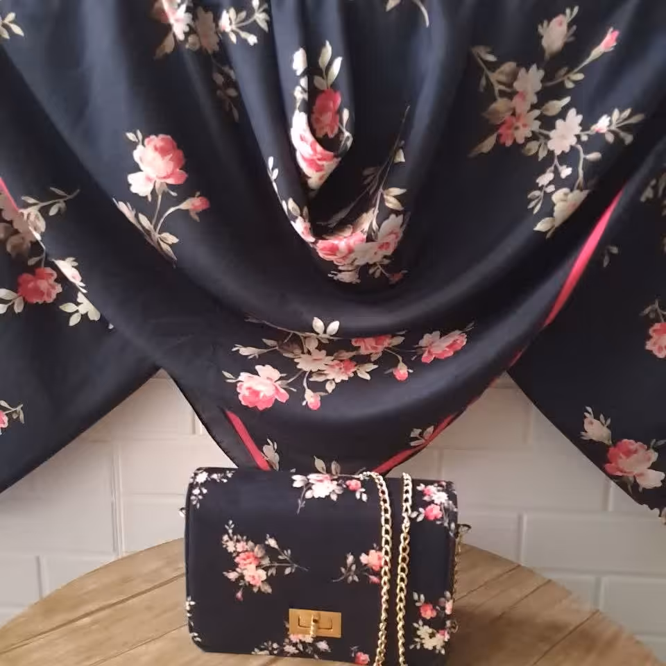 ست کیف و روسری مشکی گلدار ریز با روسری قواره دار نخی جنس نرم و لطیف و کیف مخمل جیر   na56