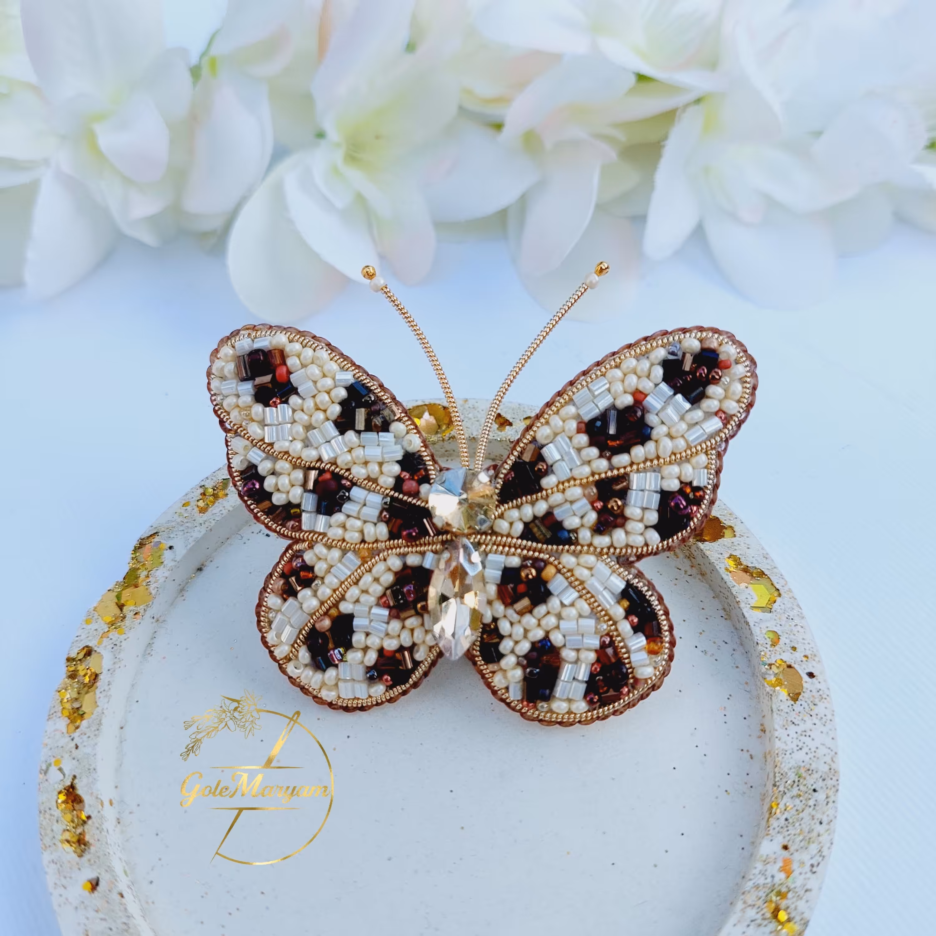 سنجاقسینه جواهردوزی پرنده قرمز و مشکی رنگ b01گل مریم