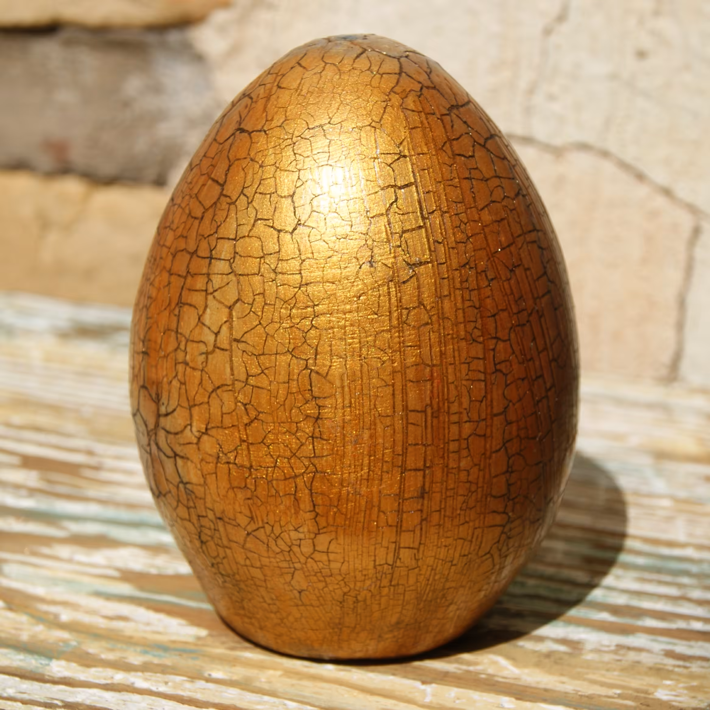 تخم مرغ سفالی رنگ کاری شده با رنگ اکریلیک طلایی و ترک اسپایدر