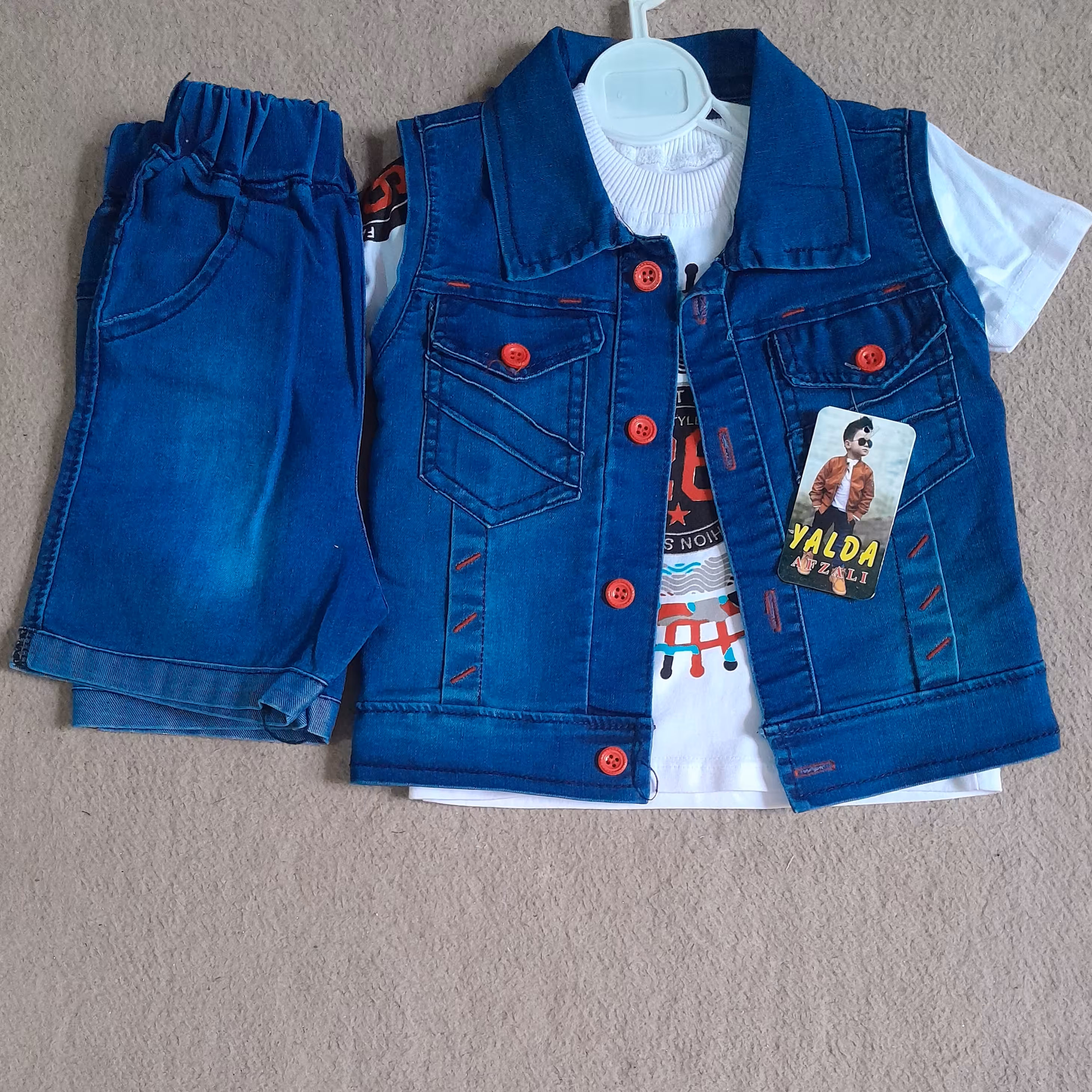 سه تیکه پسرانه .جنس تیشرت  پنبه  جنس جلیقه وشلوارک لی  سایزبندی  40 رنگ بندی طبق تصویر