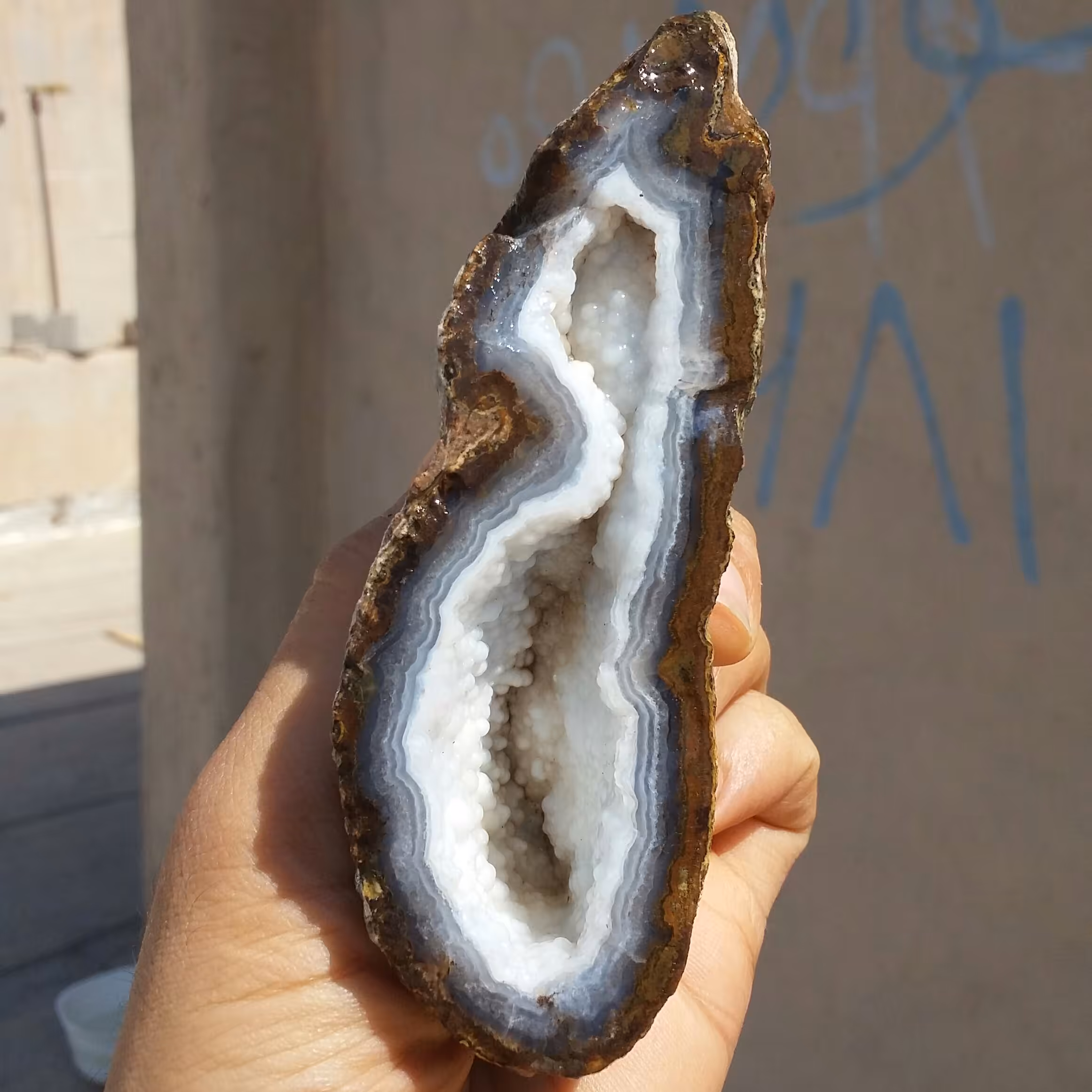 اسلایس سنگ راف عقیق منظره توپی توخالی پر بلور  برفکی خااااص 100 در 100 طبیعی شاهکار  خلقت
نمونه ای تکرار نشدنی کد 11003