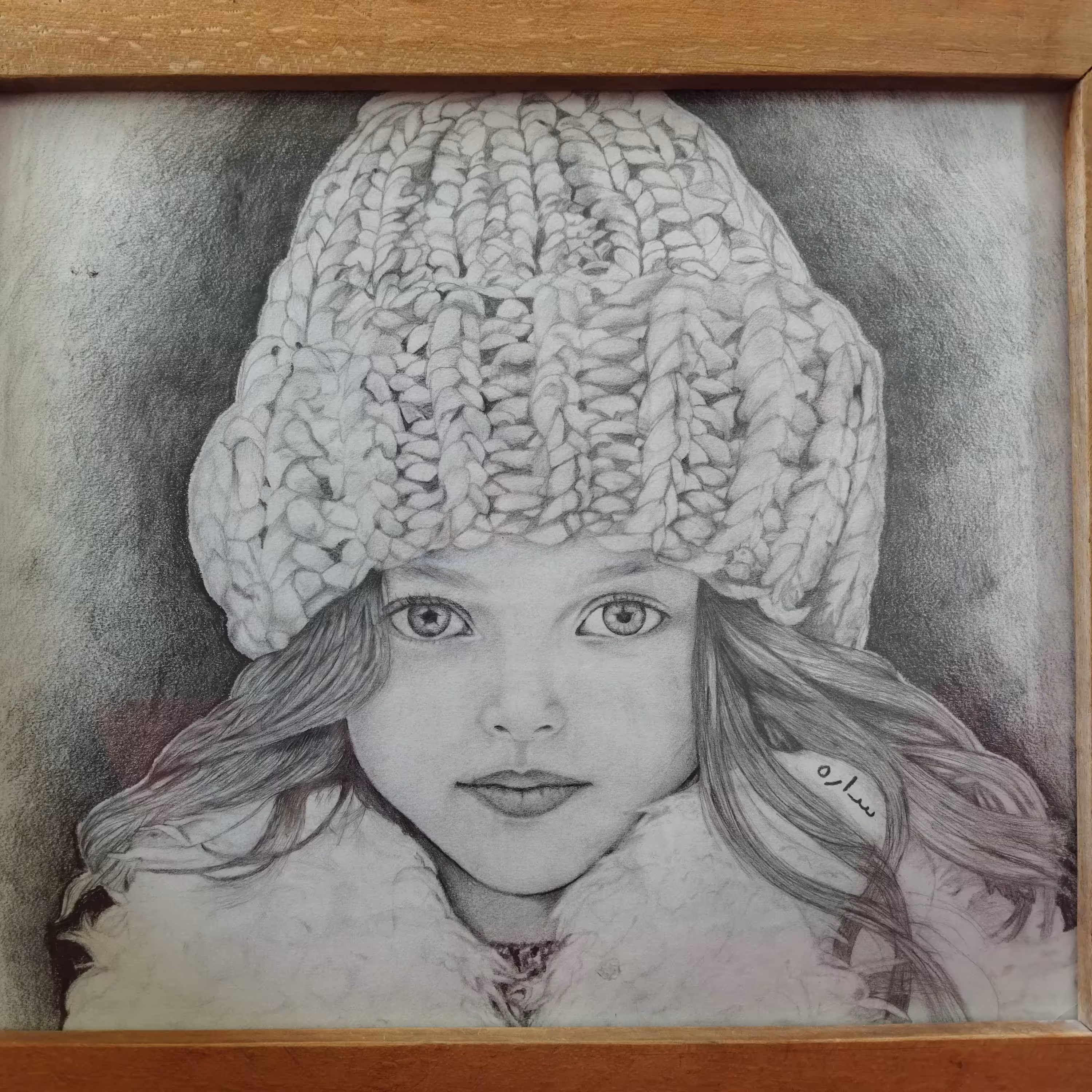 چهره سیاه قلم در قاب با ابعادی متوسط