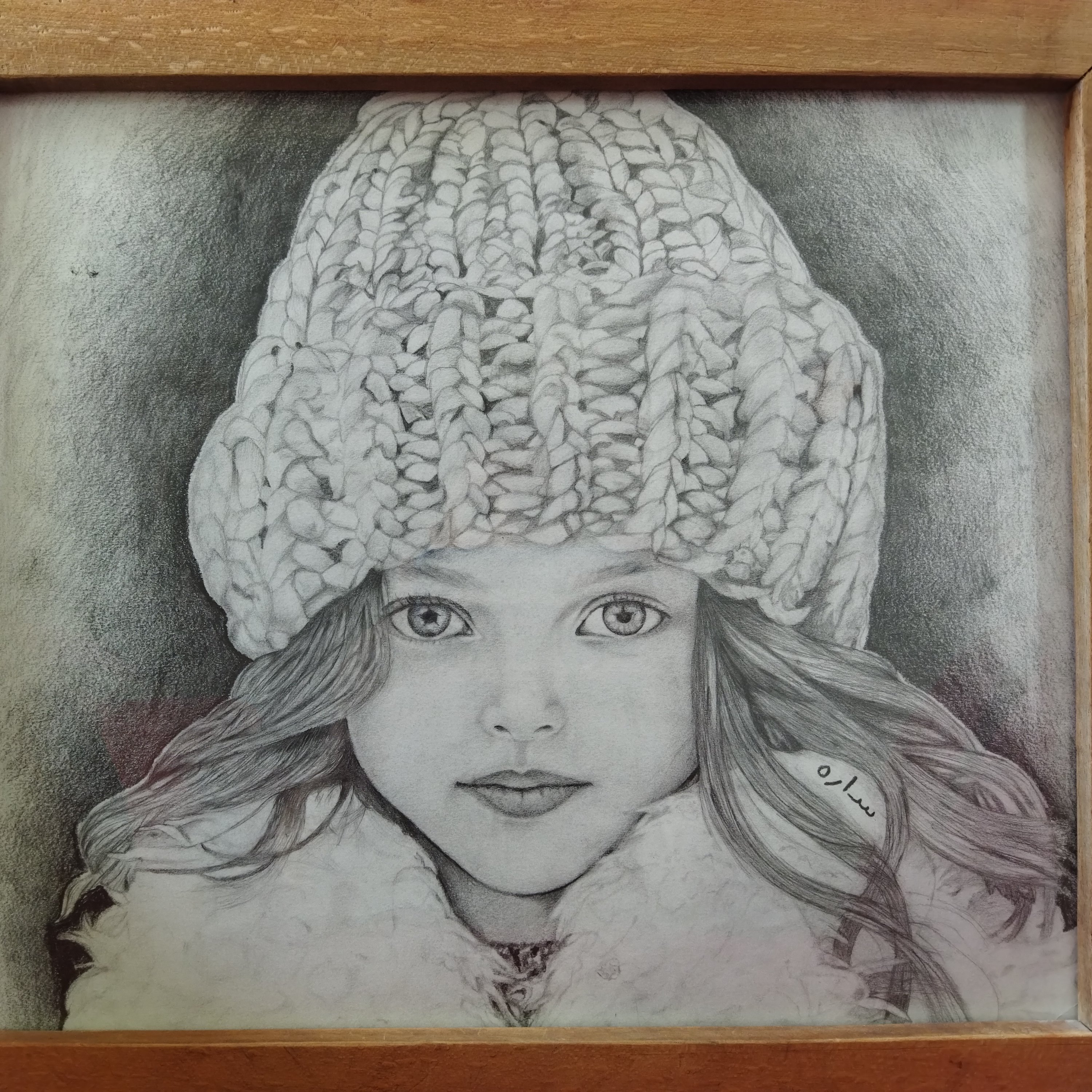 چهره سیاه قلم در قاب با ابعادی متوسط