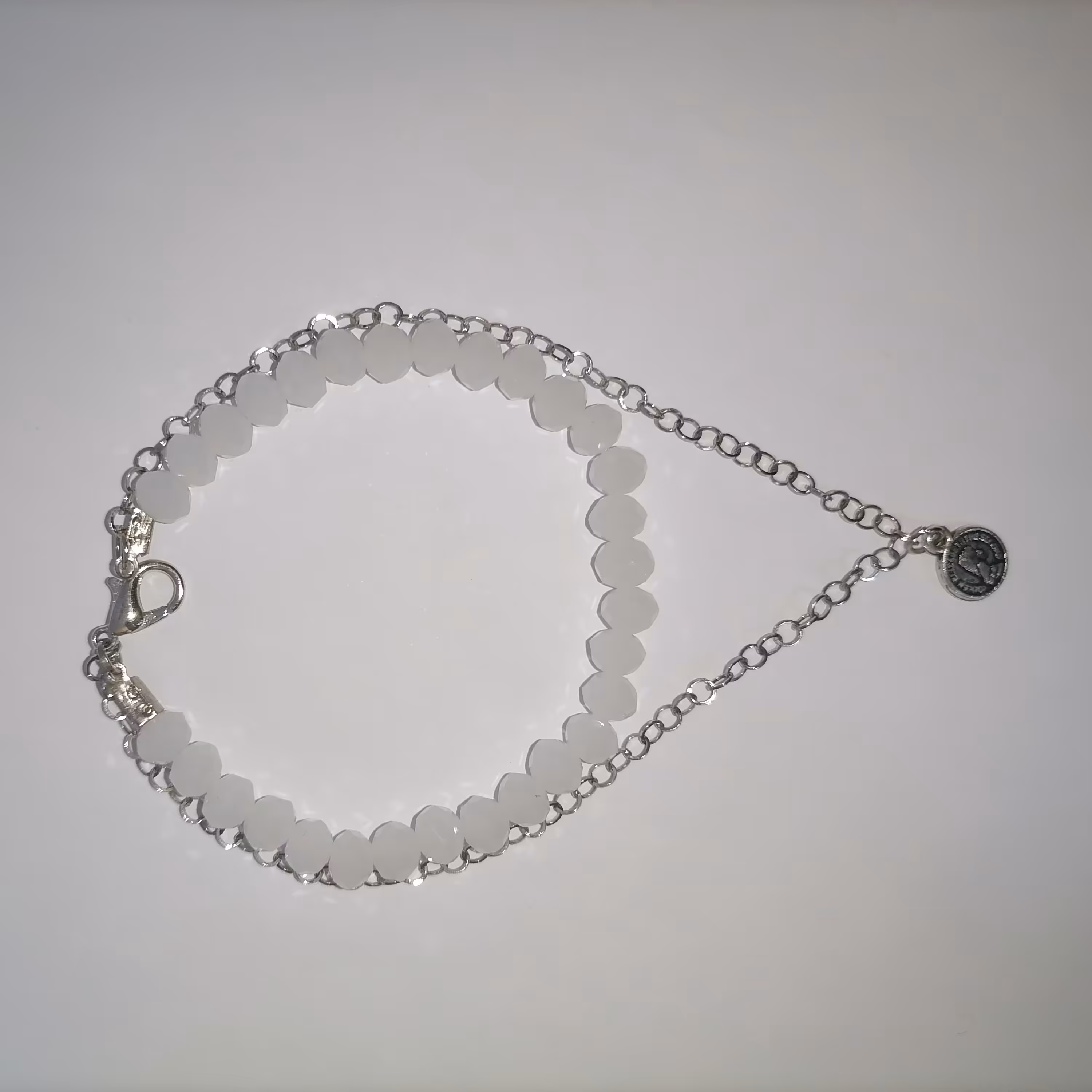 دستبند سفید  با زنجیر نقره ای  و مهره های شیشه ای 