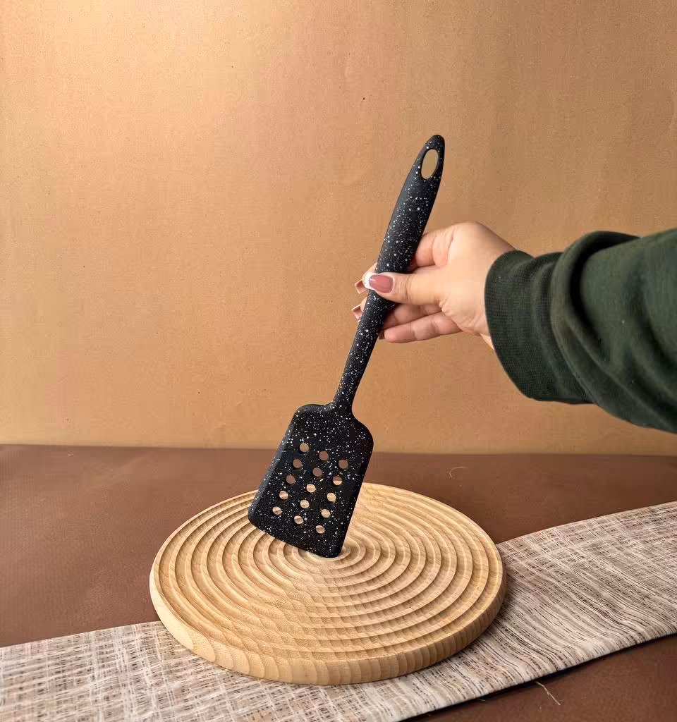 کفگیر سیلیکونی شنگیا مدل سوراخ دار