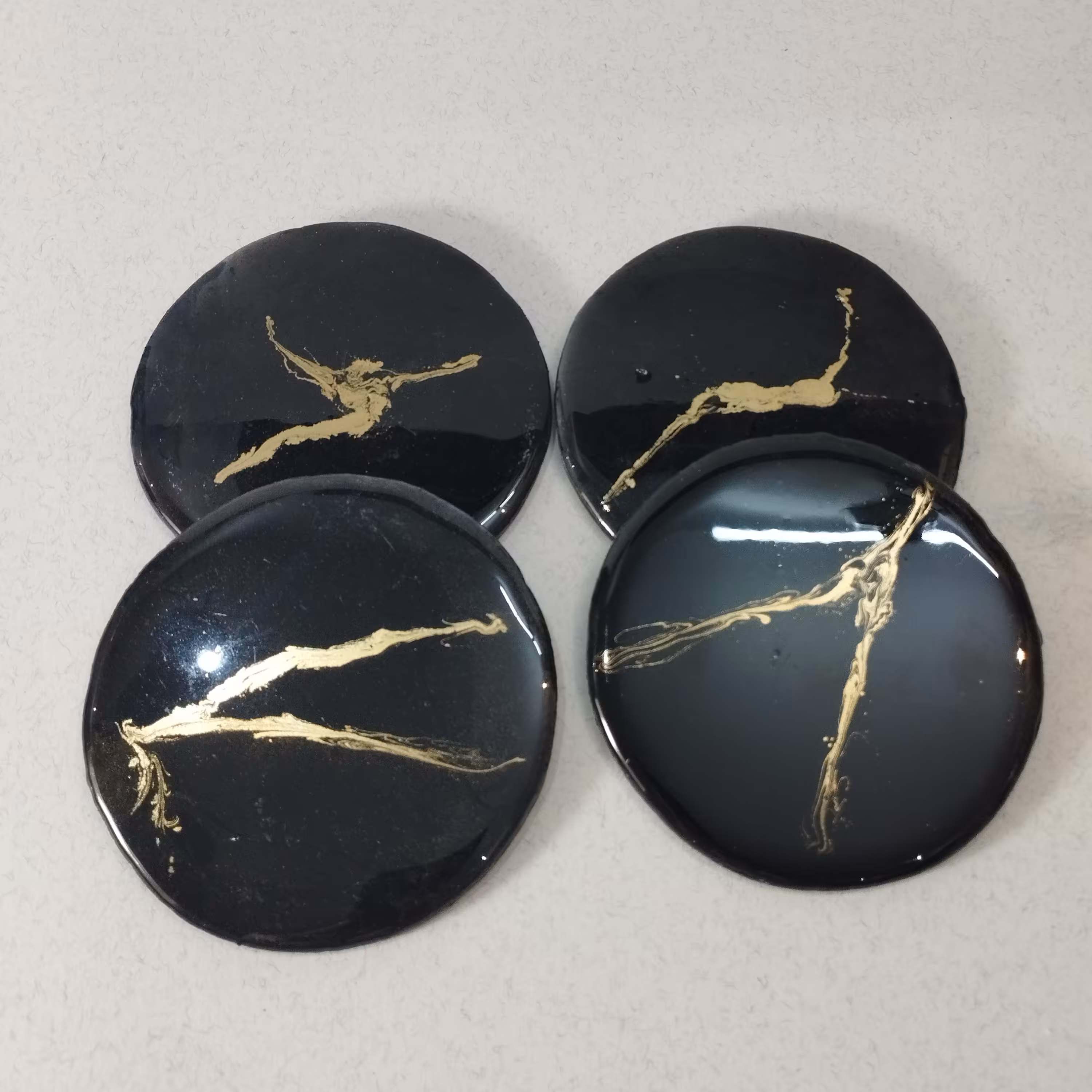 زیر لیوانی گرد رزینی رنگ مشکی بسیار زیبا و چشم نواز 