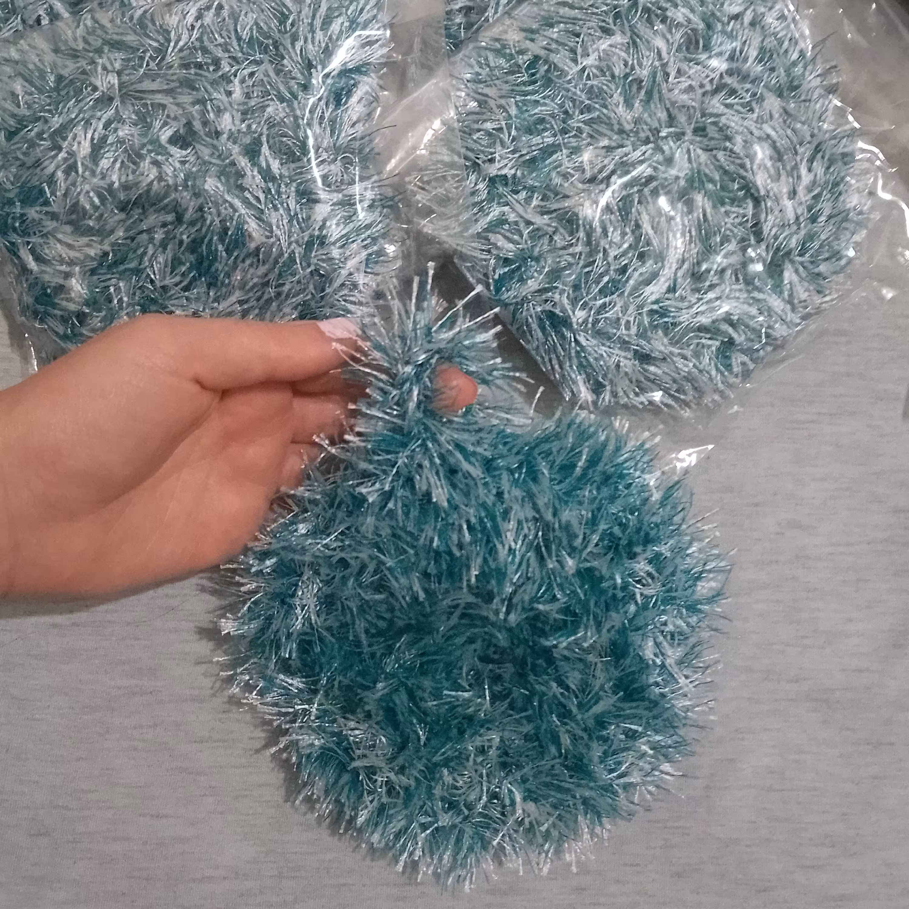 اسکاج بافتنی گرد سبز و سفید آویز دار