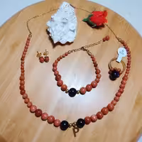 سرویس سنگ دلربا سورمه ای و قهوه ای به همراه آویز استیل حروف لاتین بنا به سفارش شما