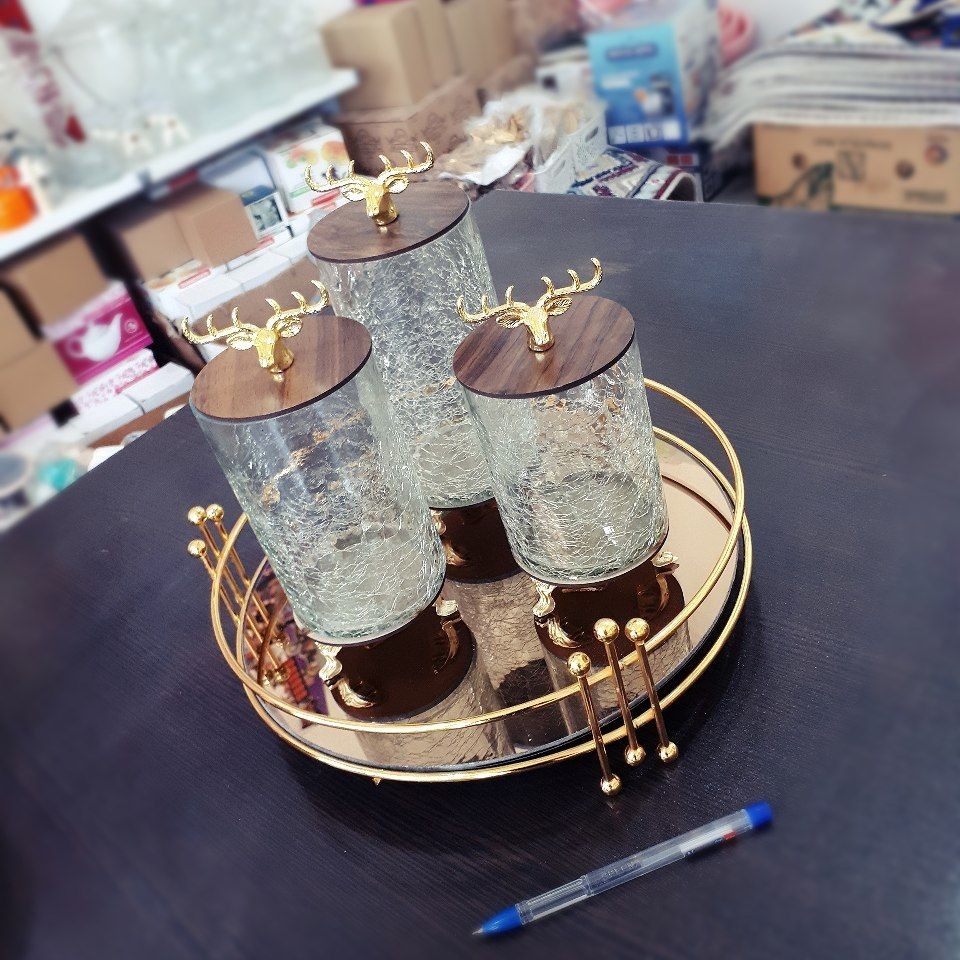 کندی 3 سایز
شیشه آب گز
طرح گوزن
پایه دار
ارتفاع کندی 18،17،15سانتی متر
قطر دهانه کندی 8سانتی متر
دارای جعبه کادویی