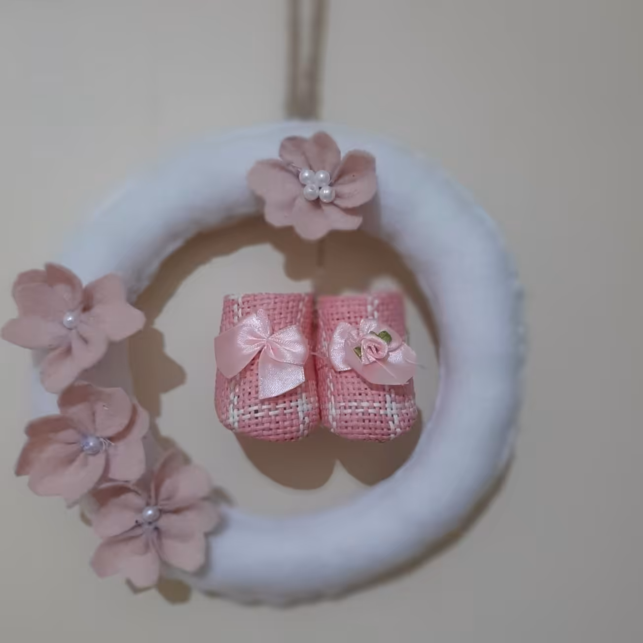 اویز در دخترانه ‌‌....250 گرم وزن ....رنگ سفید با گل‌های صورتی..کفش های بچگانه شبک