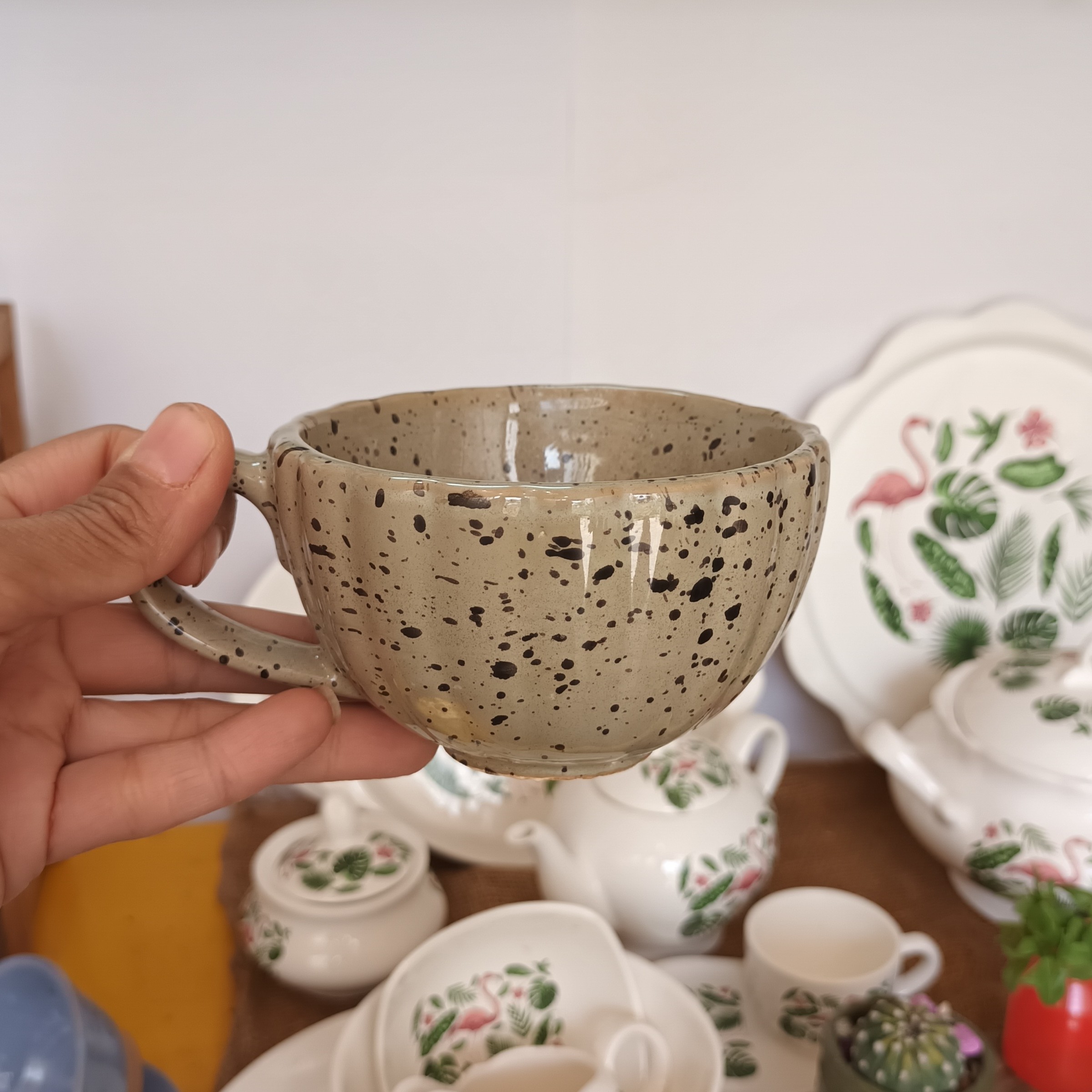 فنجان زیبای سفالی مناسب لته خوری با لعاب خاص برای دکور در کافه بسیار مناسب ایت
