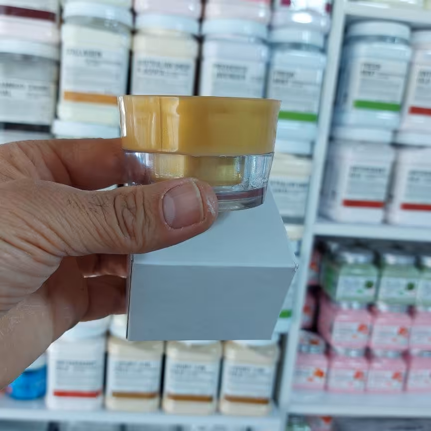 کرم روشن‌ کننده دست ساز گیاهی 