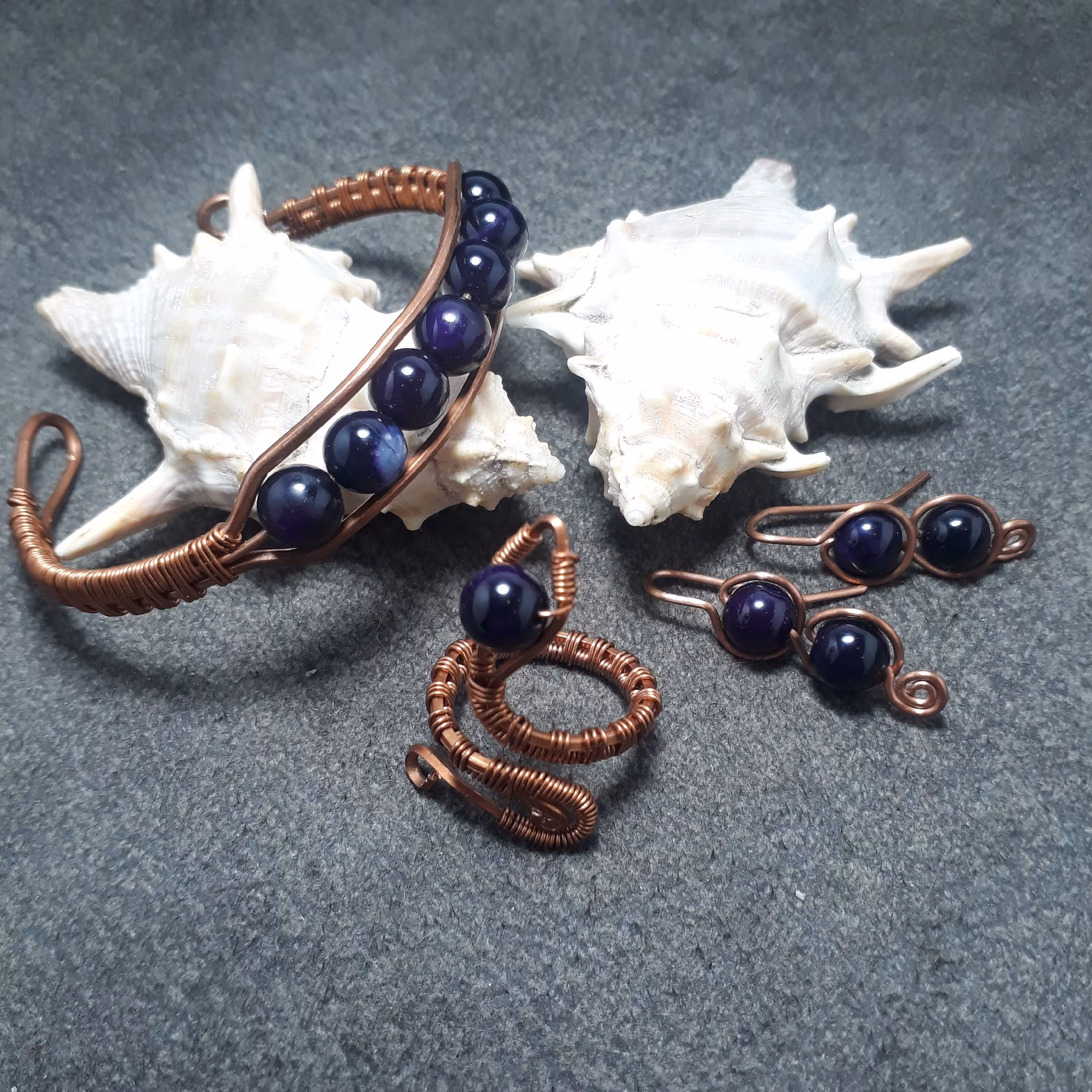 ست عقیق بنفش،عقیق سبز وعقیق سرخ.دستبند این کار برای آقایان بسیار مناسب میباشد.در صورت تمایل مشتری ،بافت پتینه میشود