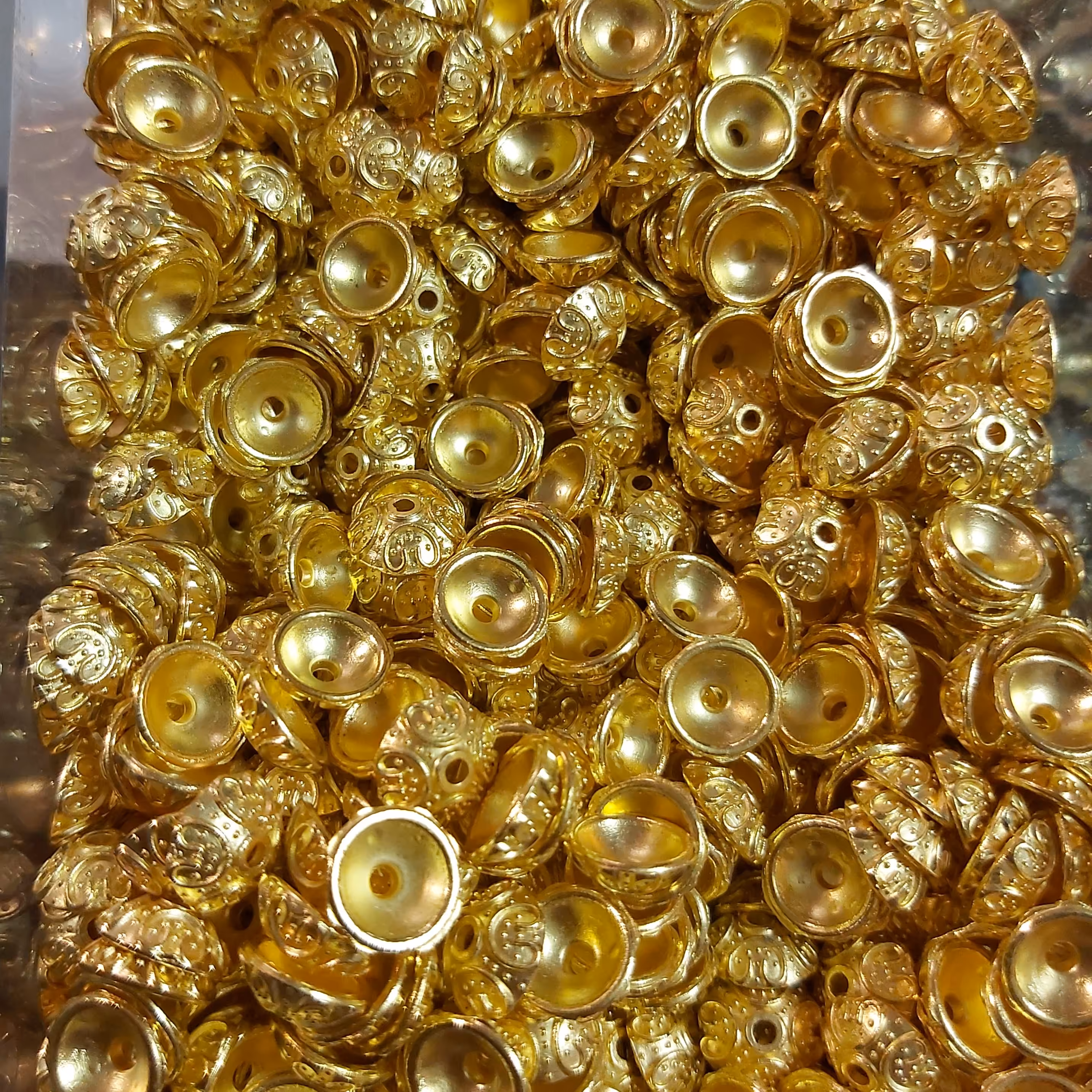 کاسبرگ طلایی پلاستیکی سایز8 طرحداربسته ده گرمی(70دونه)