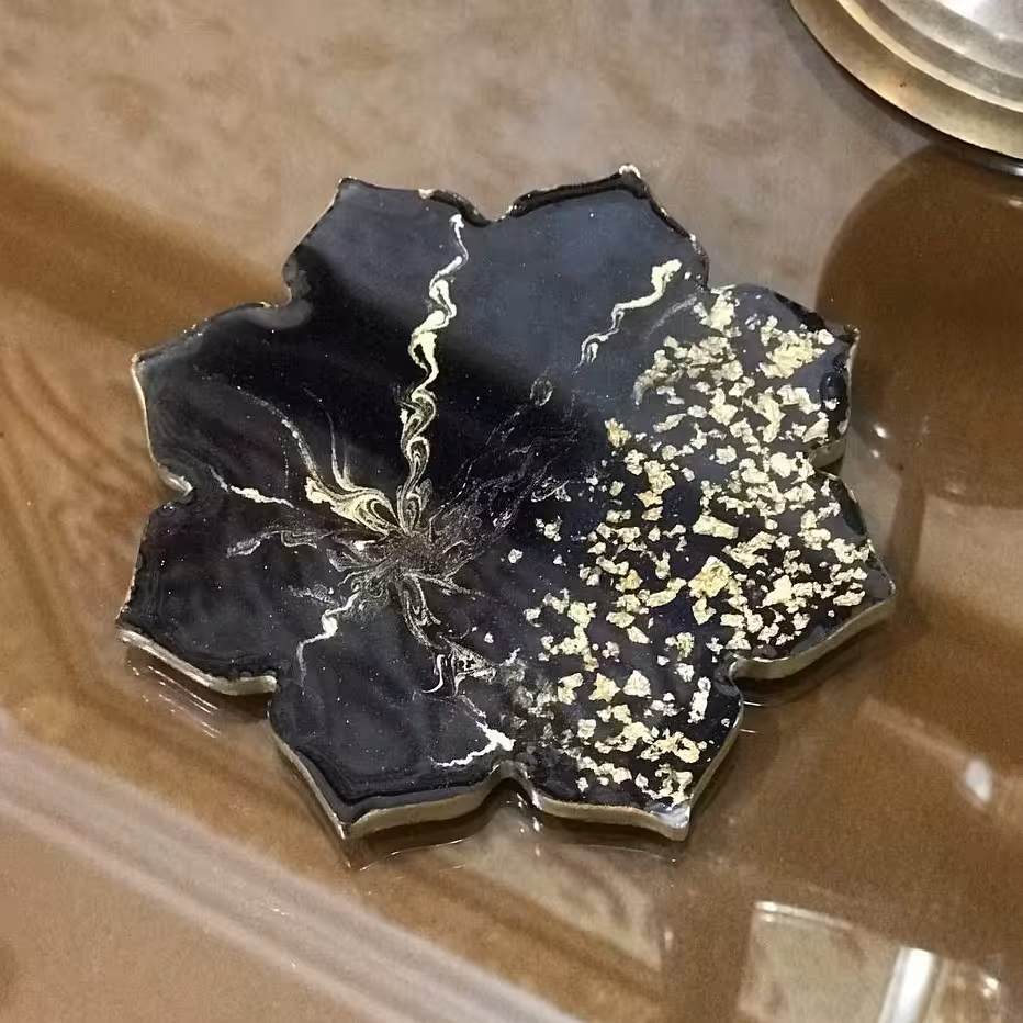 زیرلیوانی رزینی  مشکی و ورق طلا