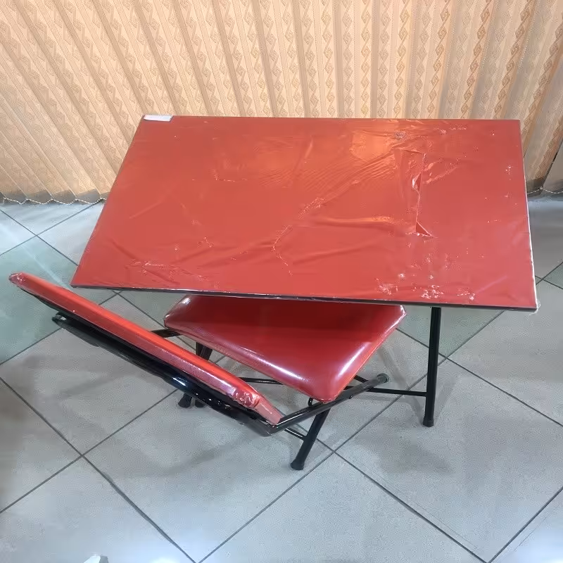میز تحریر ساده قرمز  با صندلی 