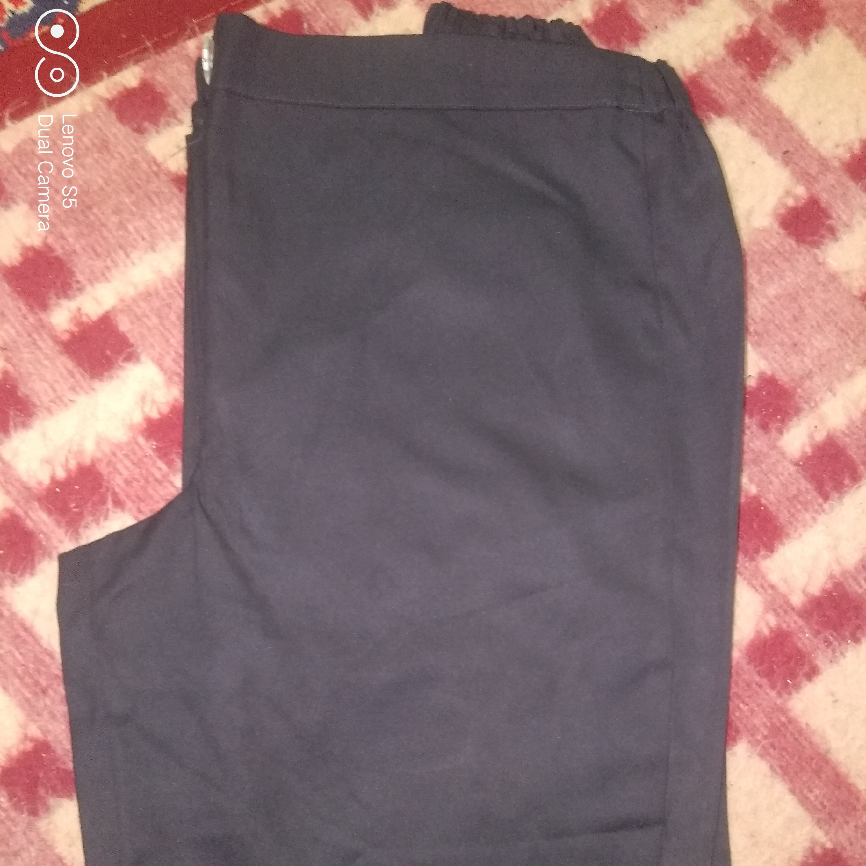شلوار پارچه ای زنانه در 2سایز 40و44با جنسی مرغوب رنگ مشکی