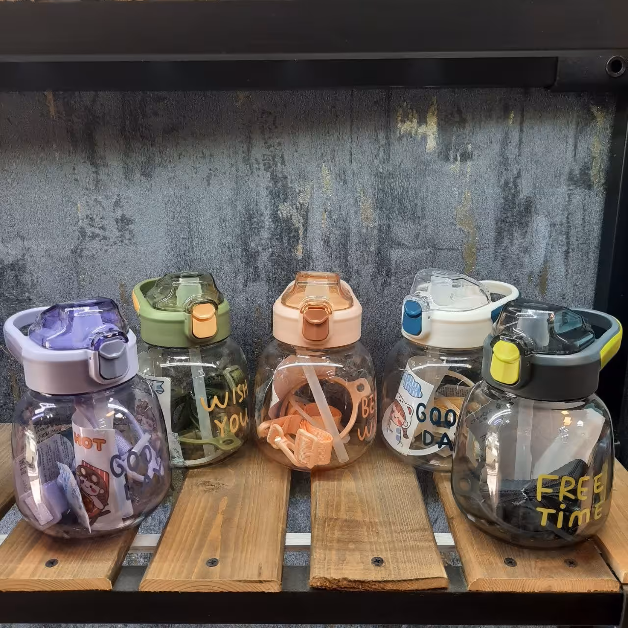 قمقمه نشکن حجم 750 میل نی دار درب دکمه ای و قفلی کیفیت فوق العاده