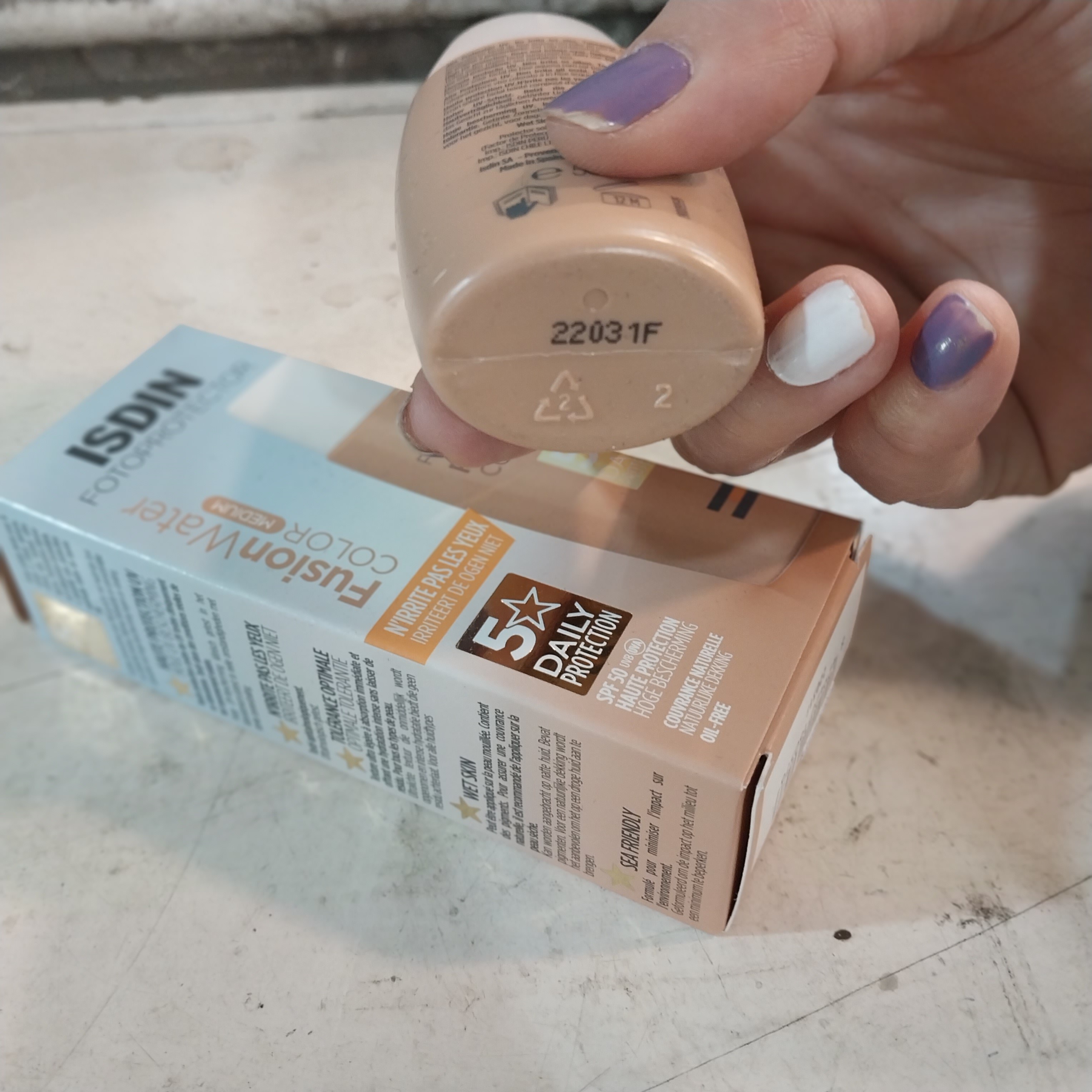 کرم ضد آفتاب رنگی فیوژن واتر ایزدین SPF50 رنگ متوسط مدیوم 50 میل اس پی اف 50