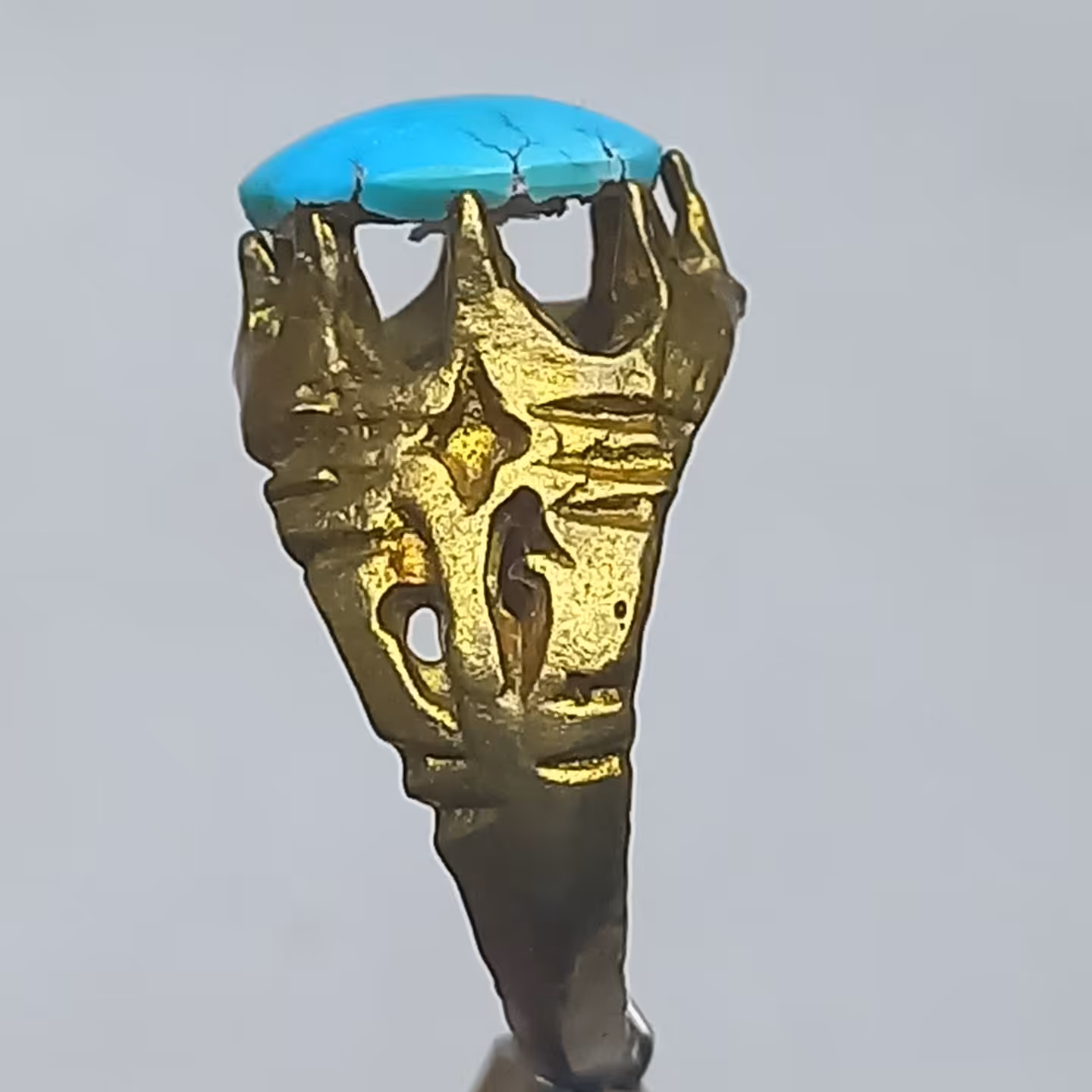 سنگ فیروزه نیشابوری صاف و پاک و خوش رنگ با رکاب تزئینی برنجی خوش رنگ