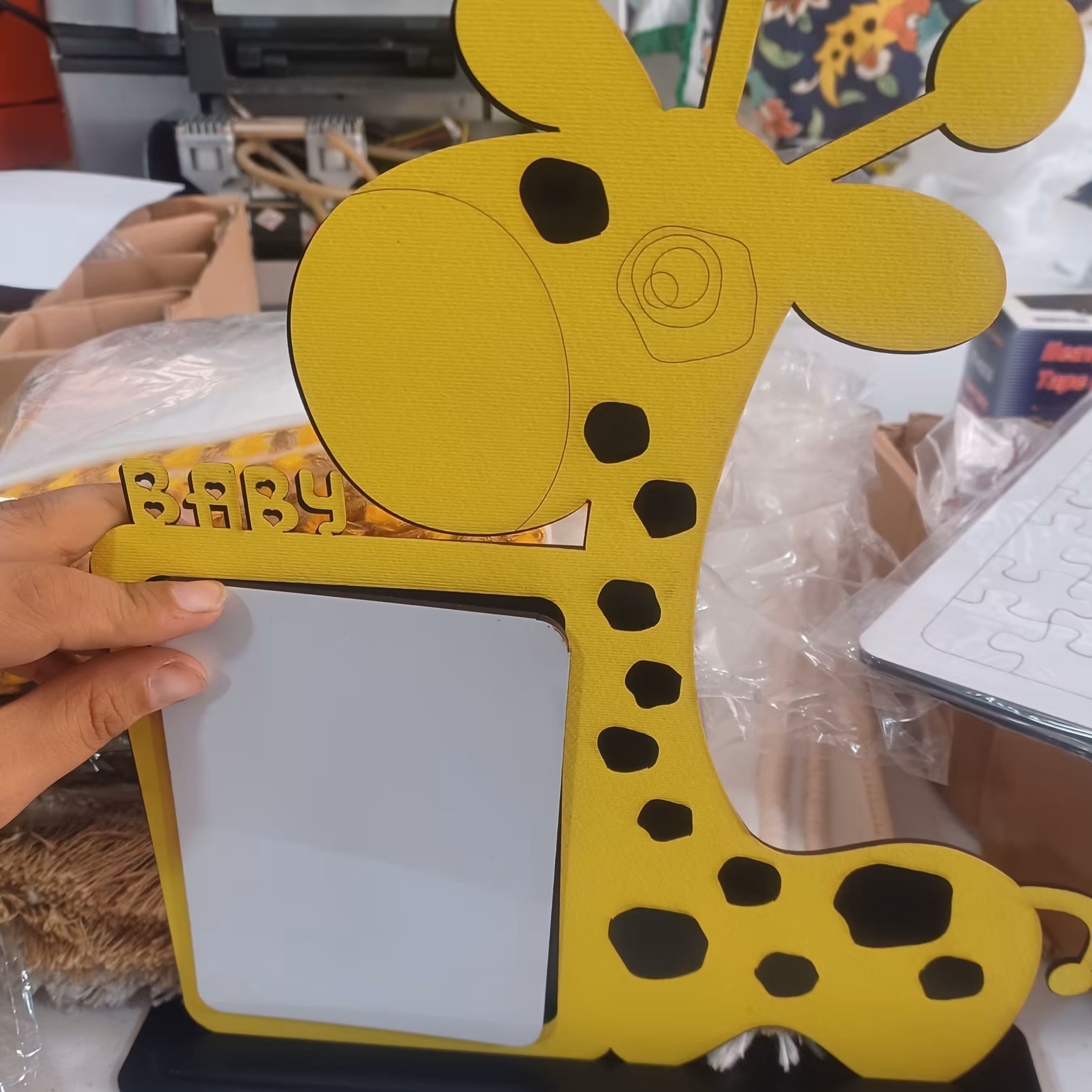 چاپ عکس روی زرافه چوبی