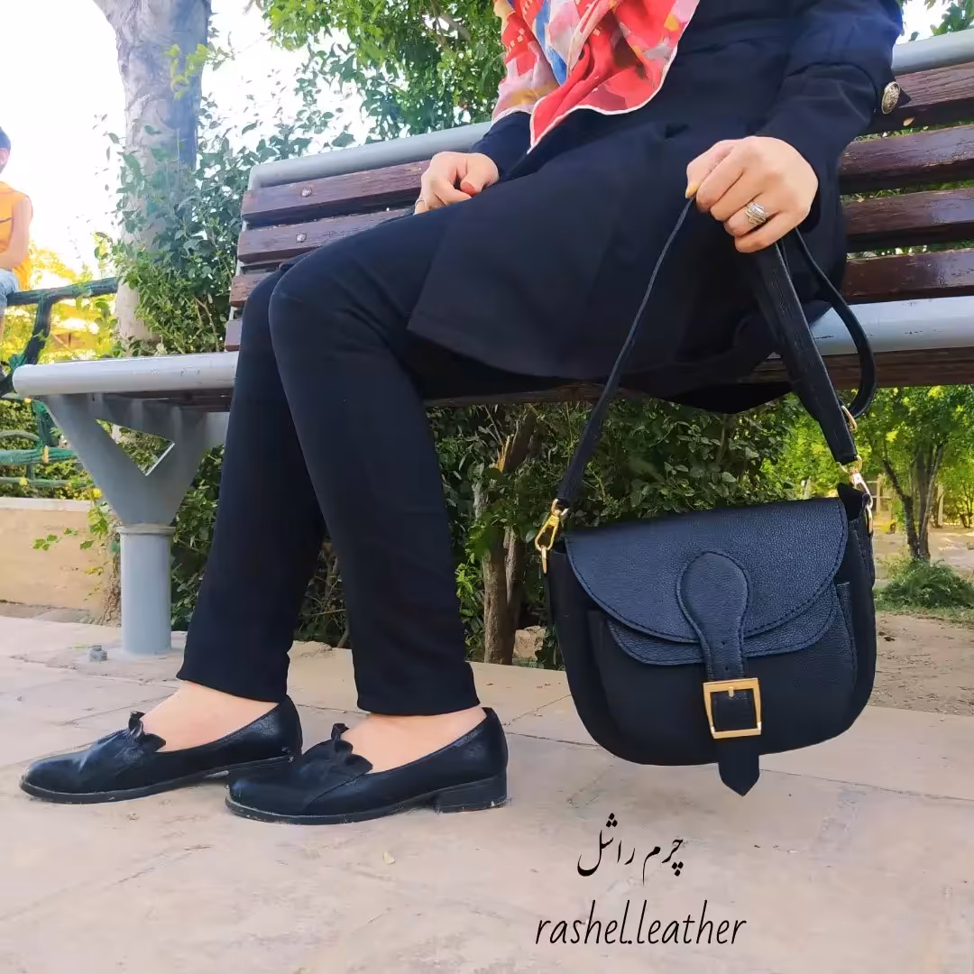 کیف دوشی ‌چرم ، ابعاد 20*24 ، دوخته شده با نخ ابریشمی تُرک ، آستر اشبالت  درجه یک ، یراق آلات رنگ ثابت 