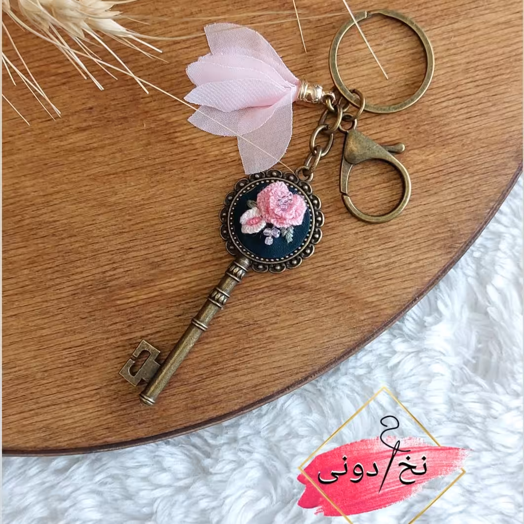 جا کلیدی گلدوزی شده با رنگ زمینه سبز با گلهای بهاری صورتی