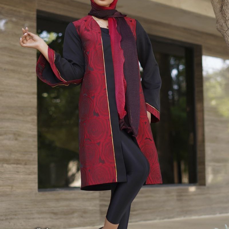 مانتو مجلسی مزون دوز زنانه جنس کرم مازراتی و ژاکارد سه بعدی درجه یک