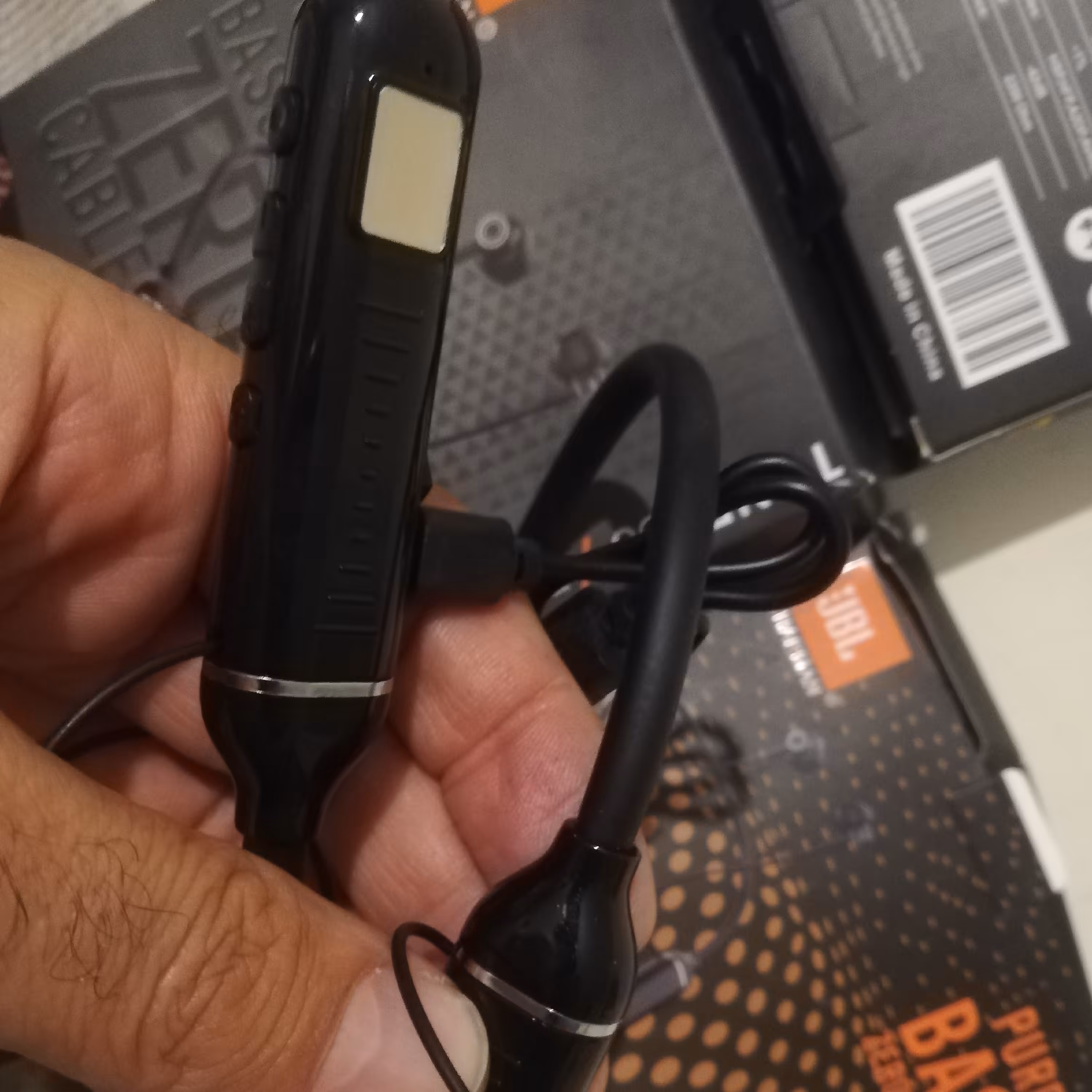 هندزفری دور گردنی بلوتوثی ارسال رایگان ال سی دی دارJBLباتری 300 میلی آمپر مموری خور ورودی تایپc