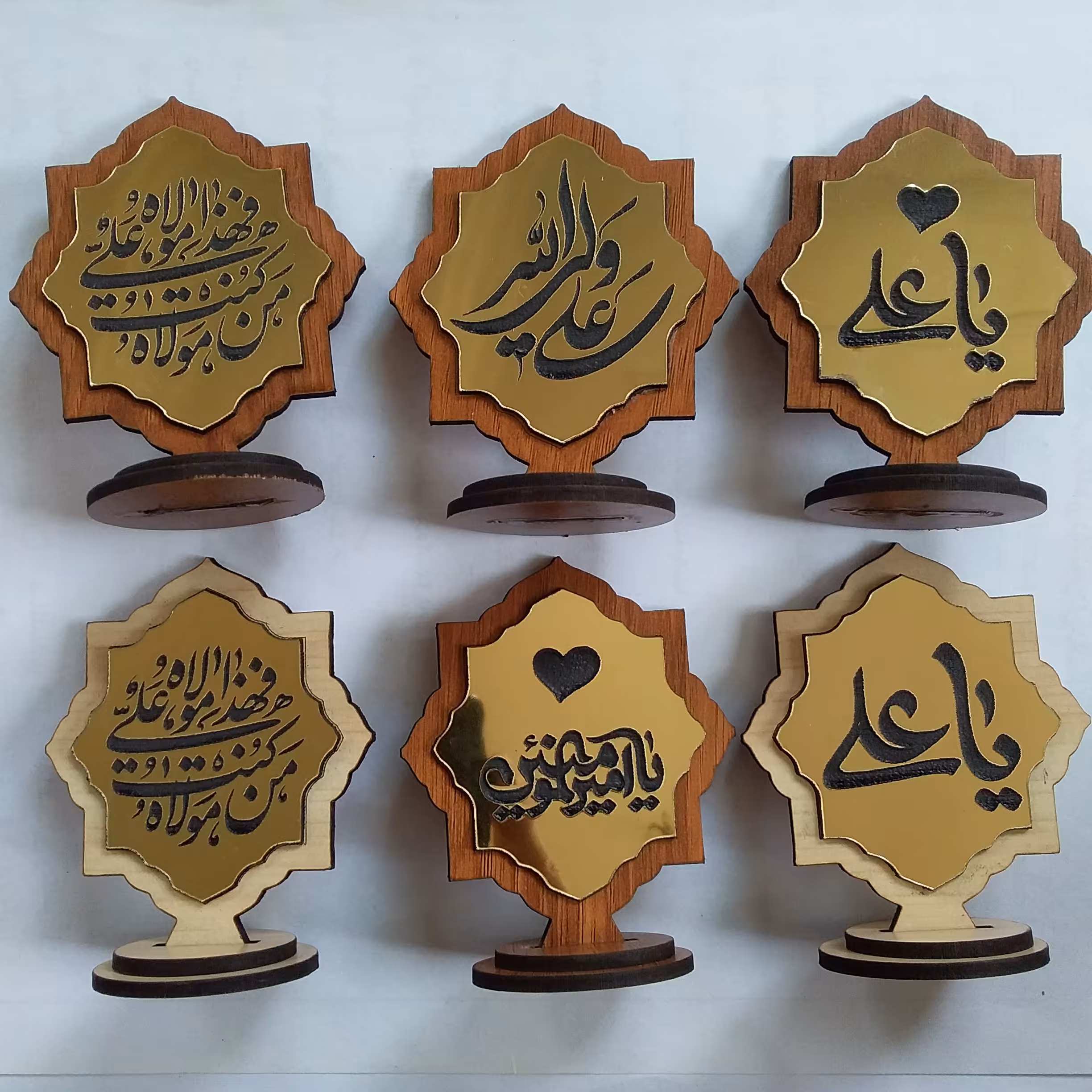 مجموعه 15 تایی تندیس مینیاتوری با طرح های مختلف ترنج طلایی به همراه پایه ویژه یادبود عید غدیر