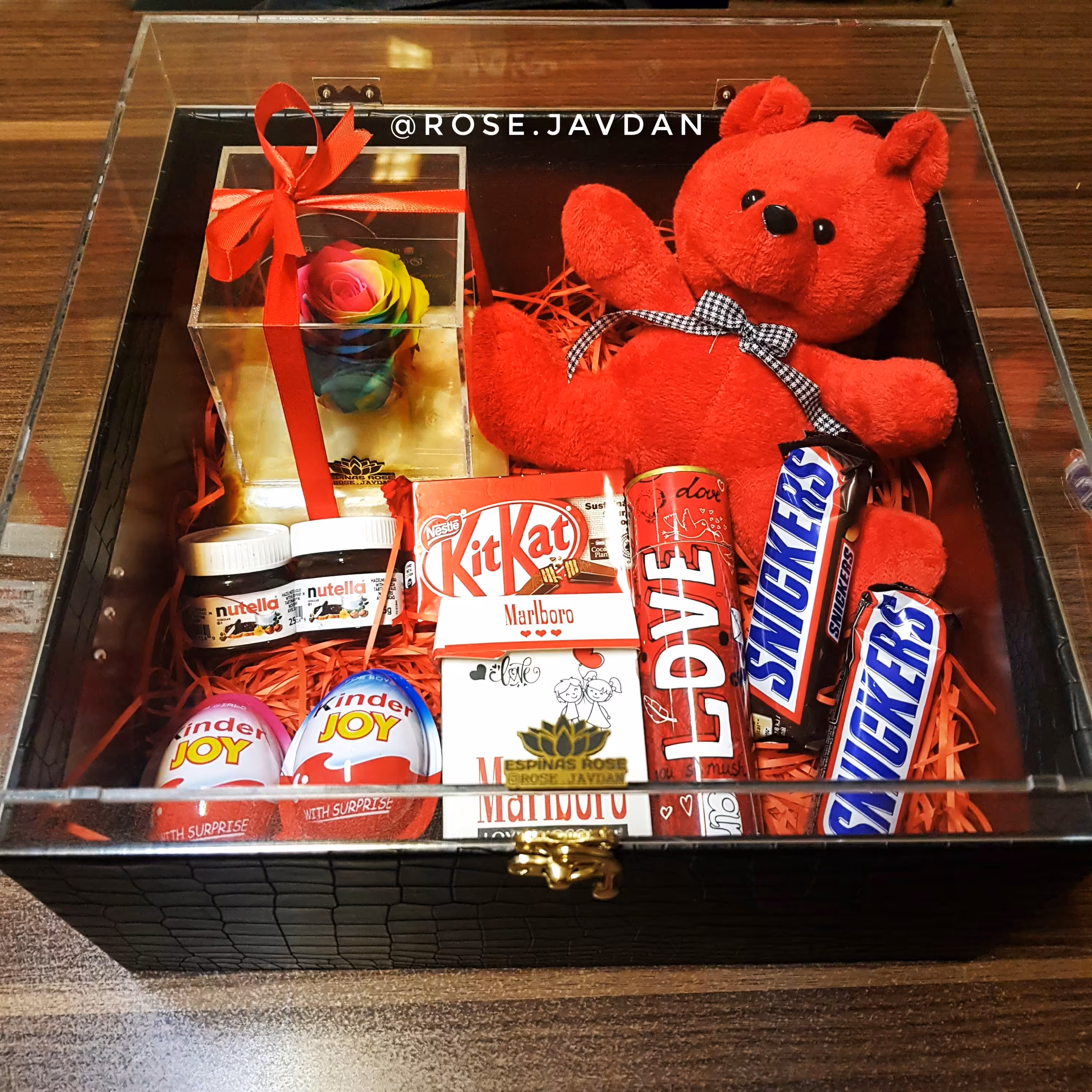 پک ولنتاین همراه گل رز جاودان با باکس سنگ مرمر و ریسه