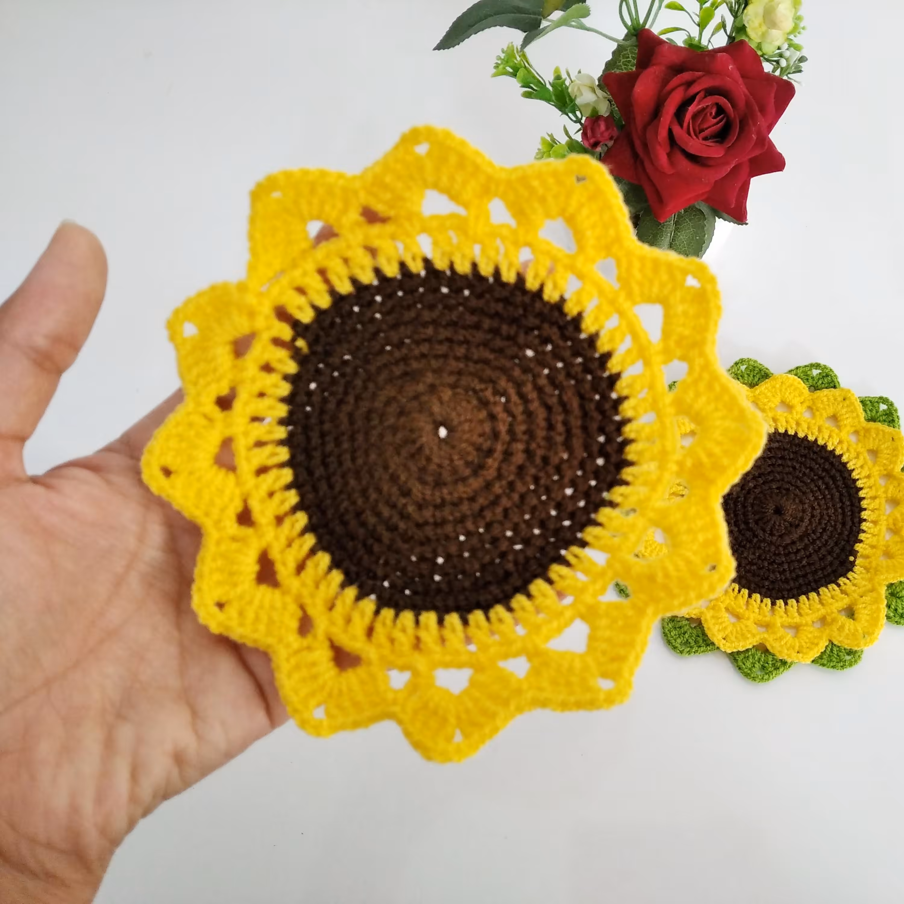 زیر لیوانی بافتنی طرح آفتابگردان ساده 2 عددی 