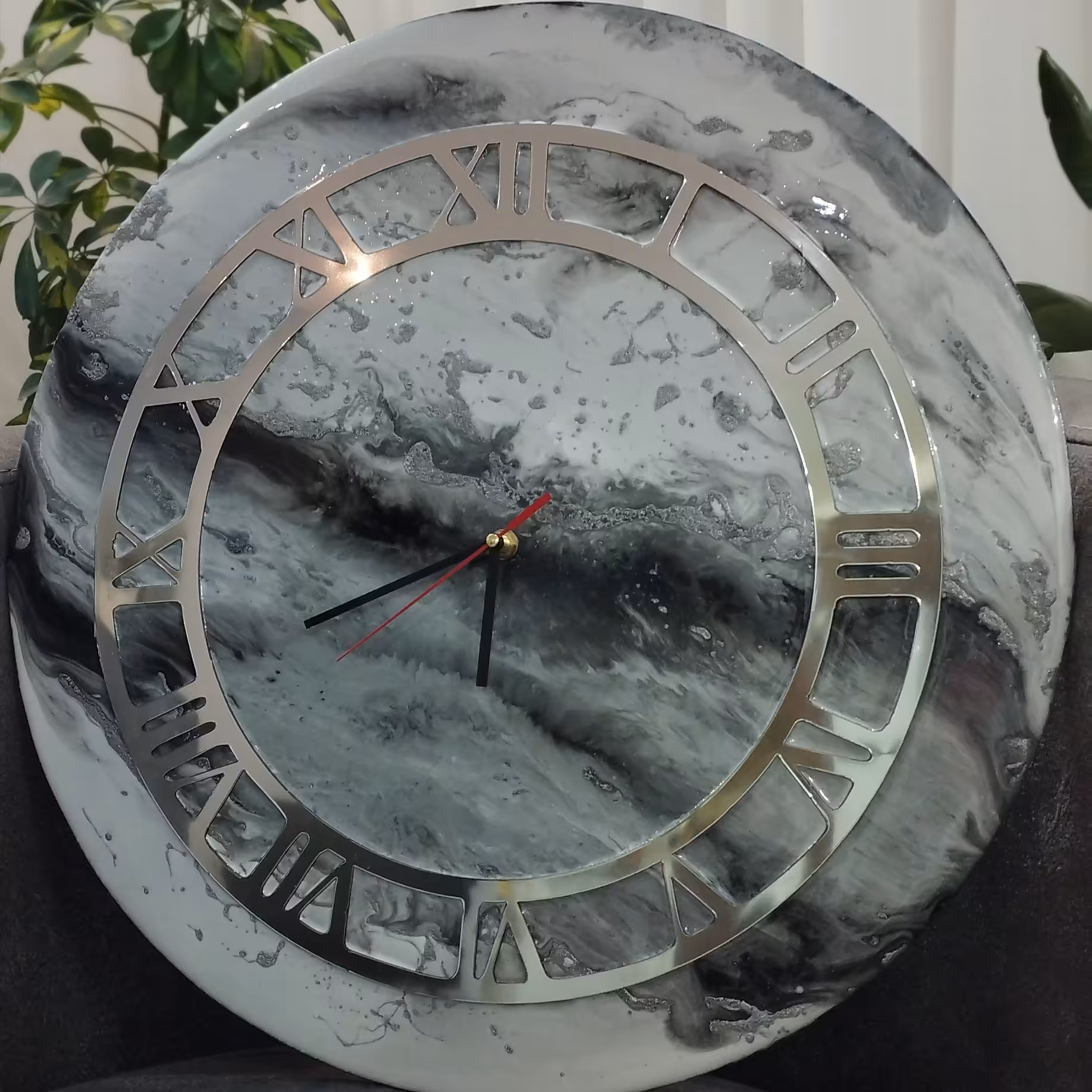 ساعت دیواری رزینی سفید مشکی رینگ نقره ای 