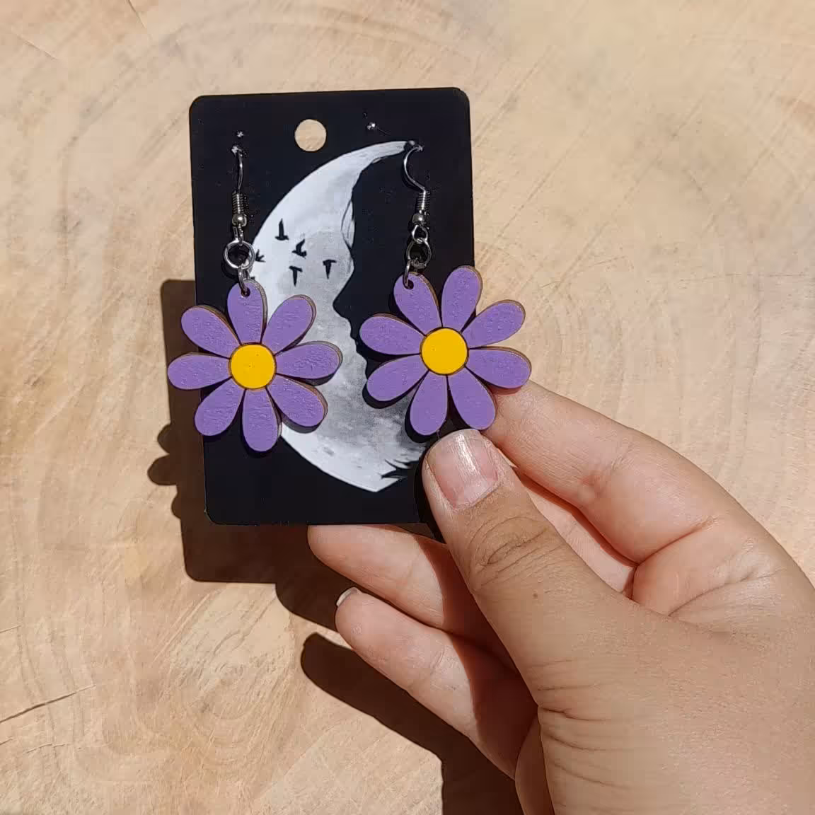 گوشواره چوبی طرح گل بنفش