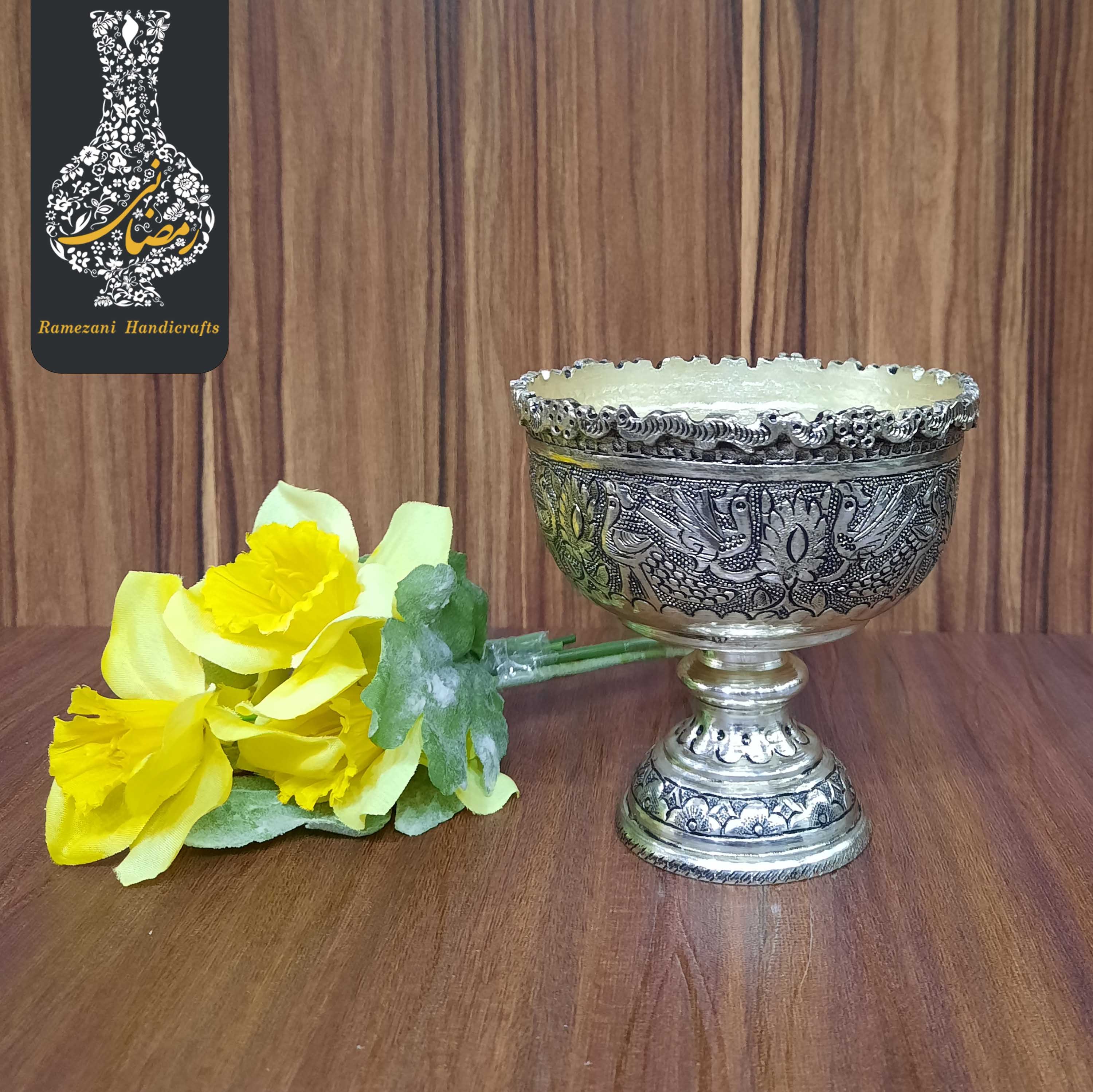آجیل خوری قلم زنی کعب دار دستساز قلم گل و طاووس اعلاء سیاه قلم طرح نقره