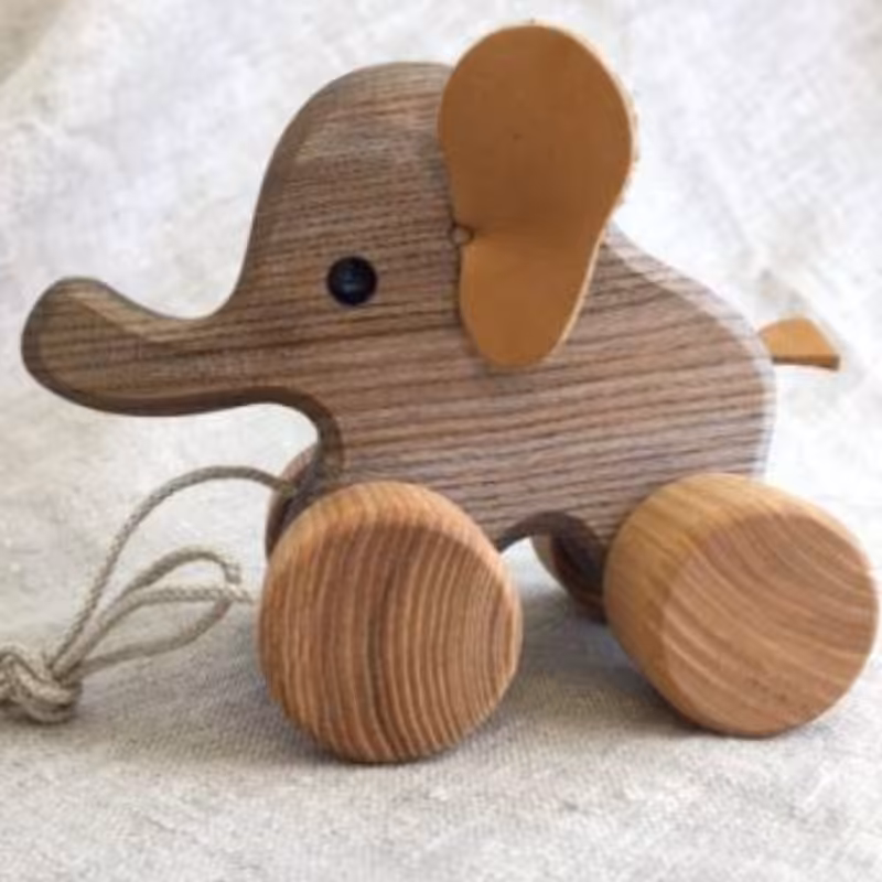 فیل چرخ دار چوبی