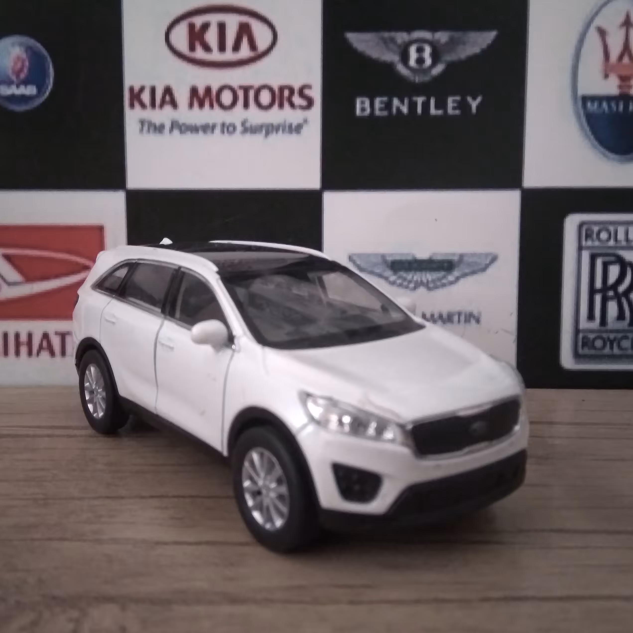 ماشین فلزی کیا سورنتو ویلی سفید صدفی 