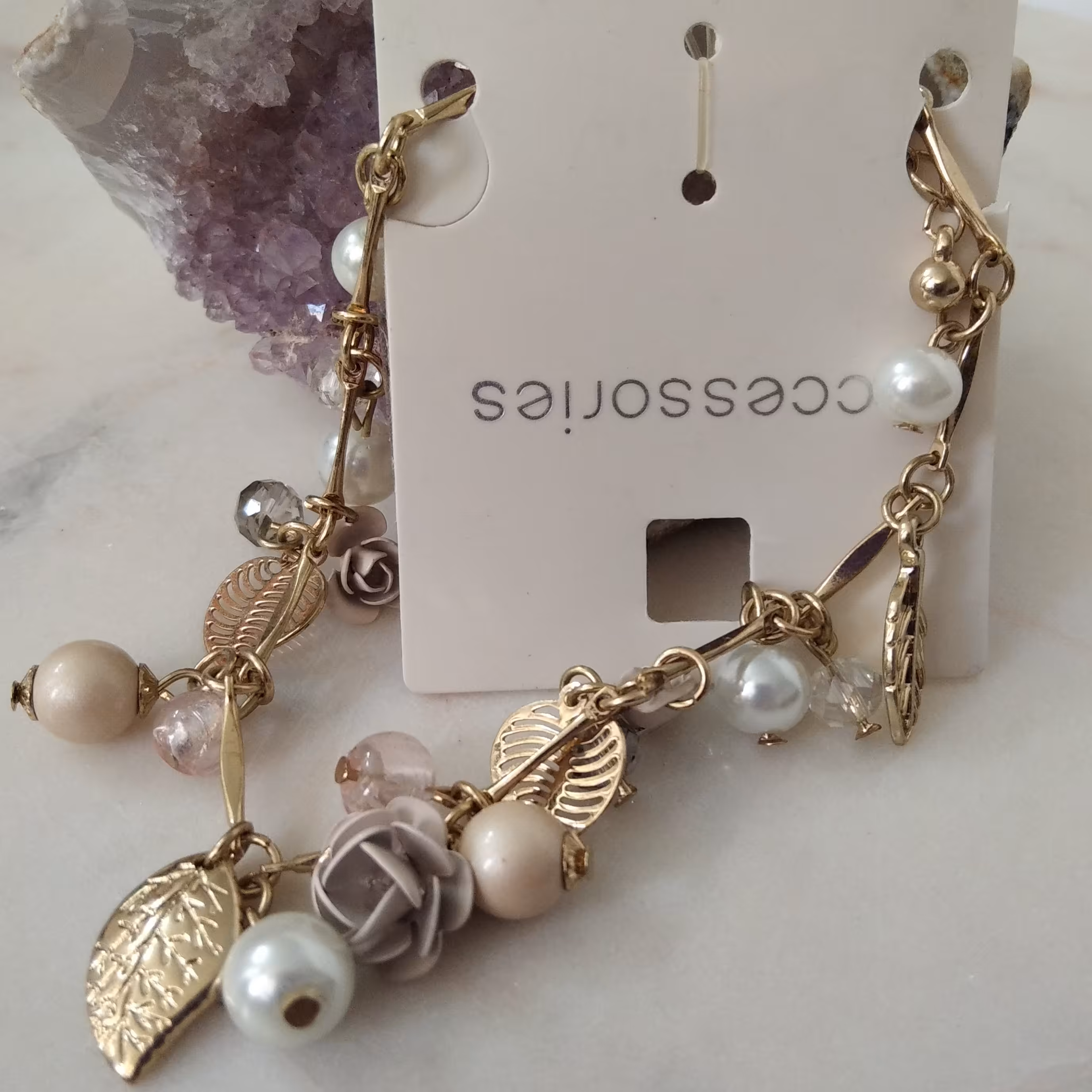 دستبند اویز دار، دارای اویز گل رز کالباسی و برگ فلزی و مرواریدهای کرستالی و معمو