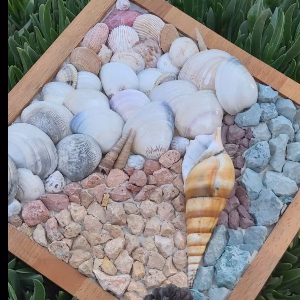 تابلو دکوراتیو دستساز   ساخته شده از سنگو صدف وچوب طبیعی با سبکی متفاوت