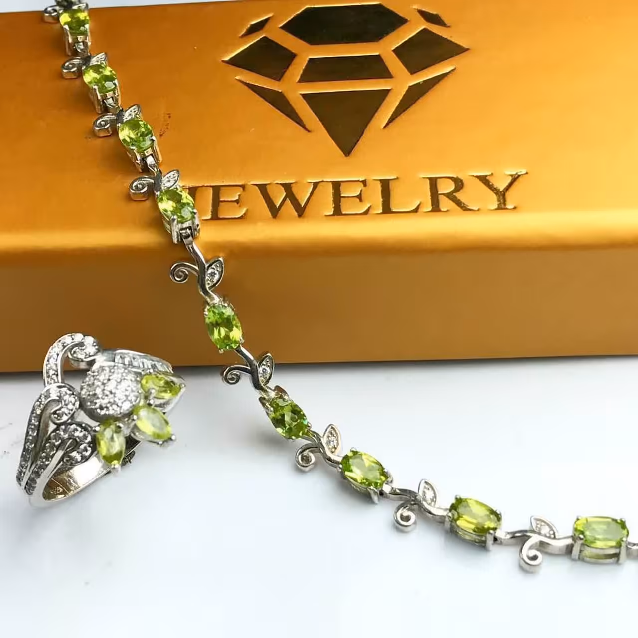 ست دستبند انگشتر زبرجد اصلی 
 عیار نقره 925ارسال رایگان 