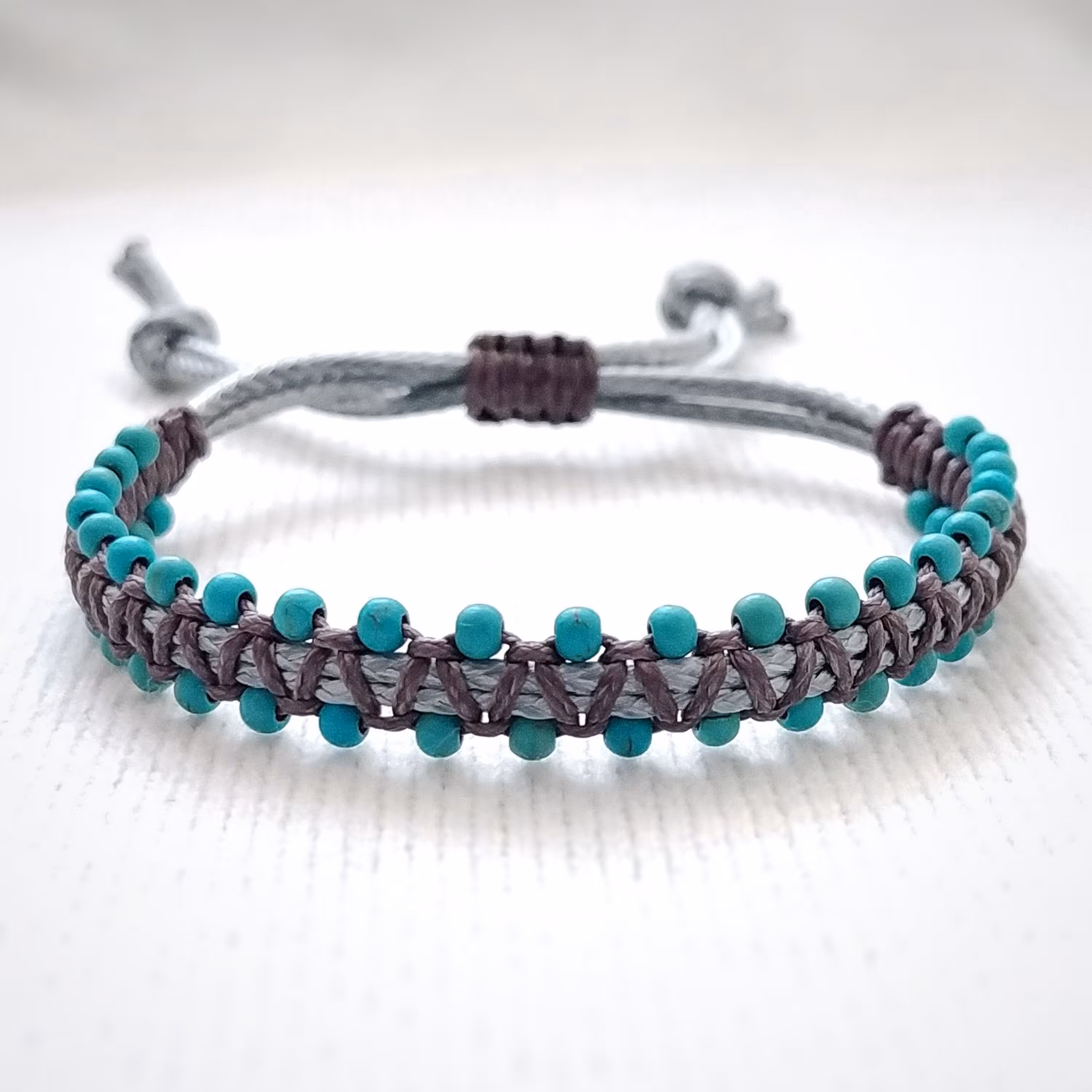 دستبند اسپرت بافت با سنگهای فیروزه و نخ قیطان