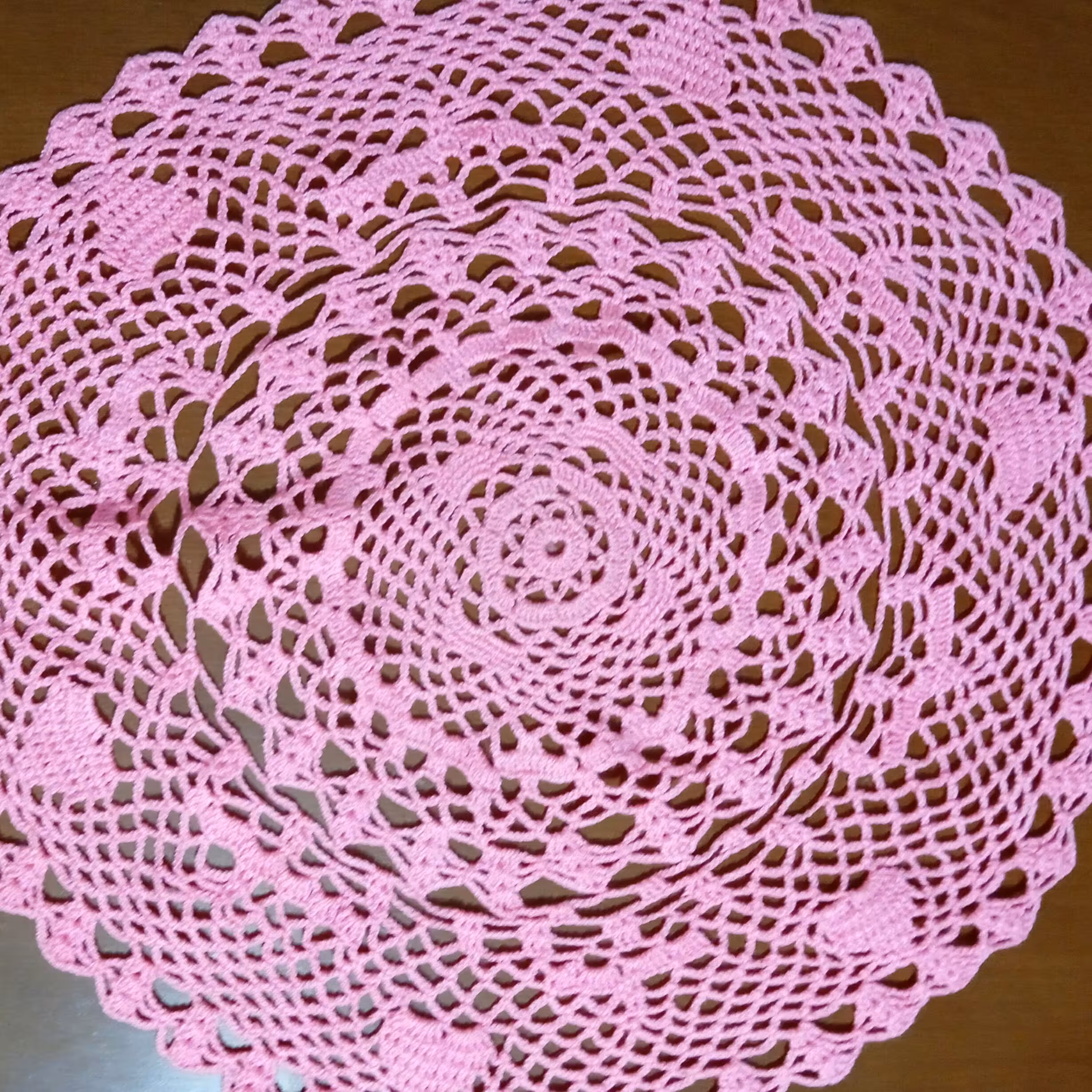 رومیزی بافتنی به رنگ صورتی بافت سفت و متراکم 