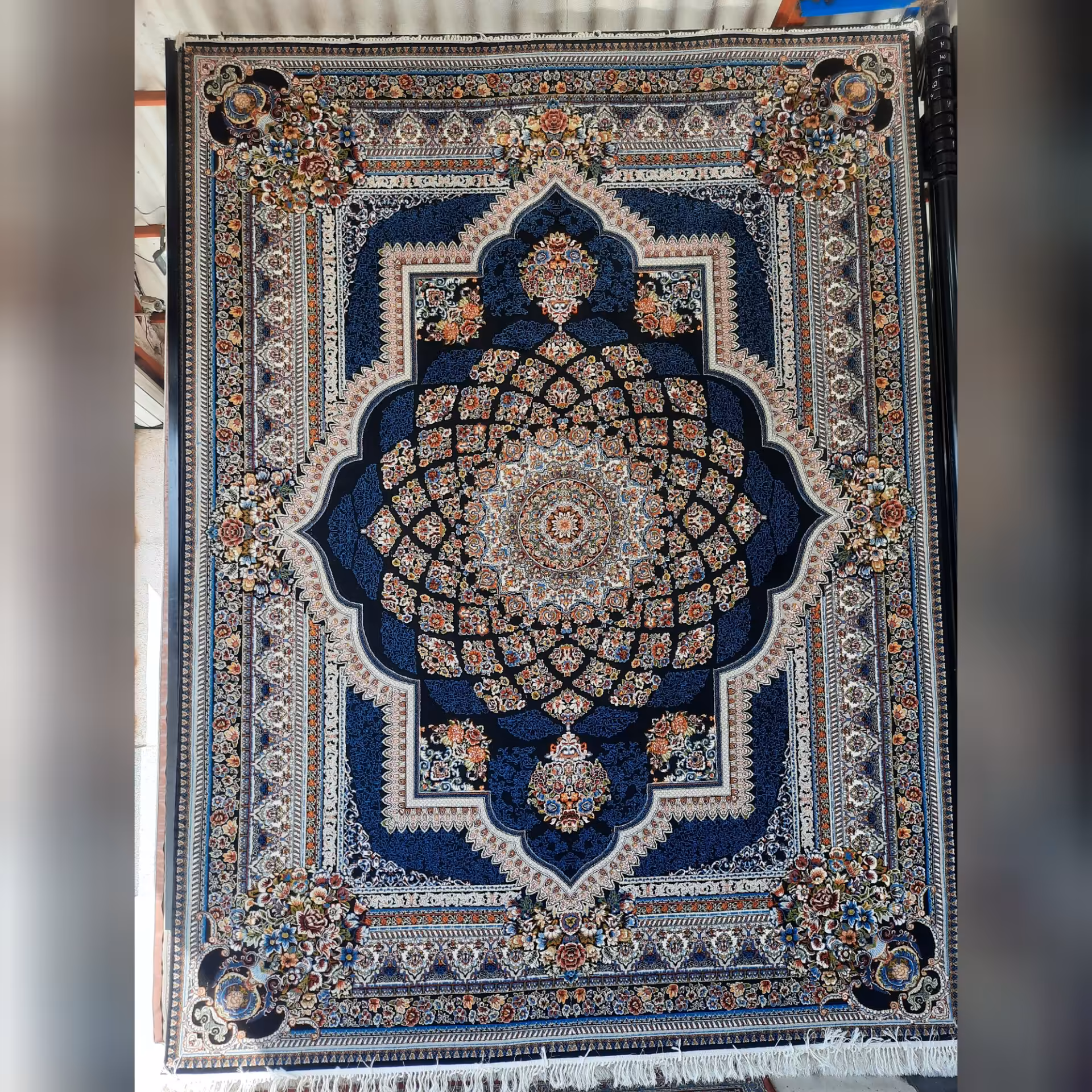 فرش لوکس  سورمه ای یک 12متری 700شانه تراکم 2100جنس نخ ورژن کیفیت عالی 8رنگ