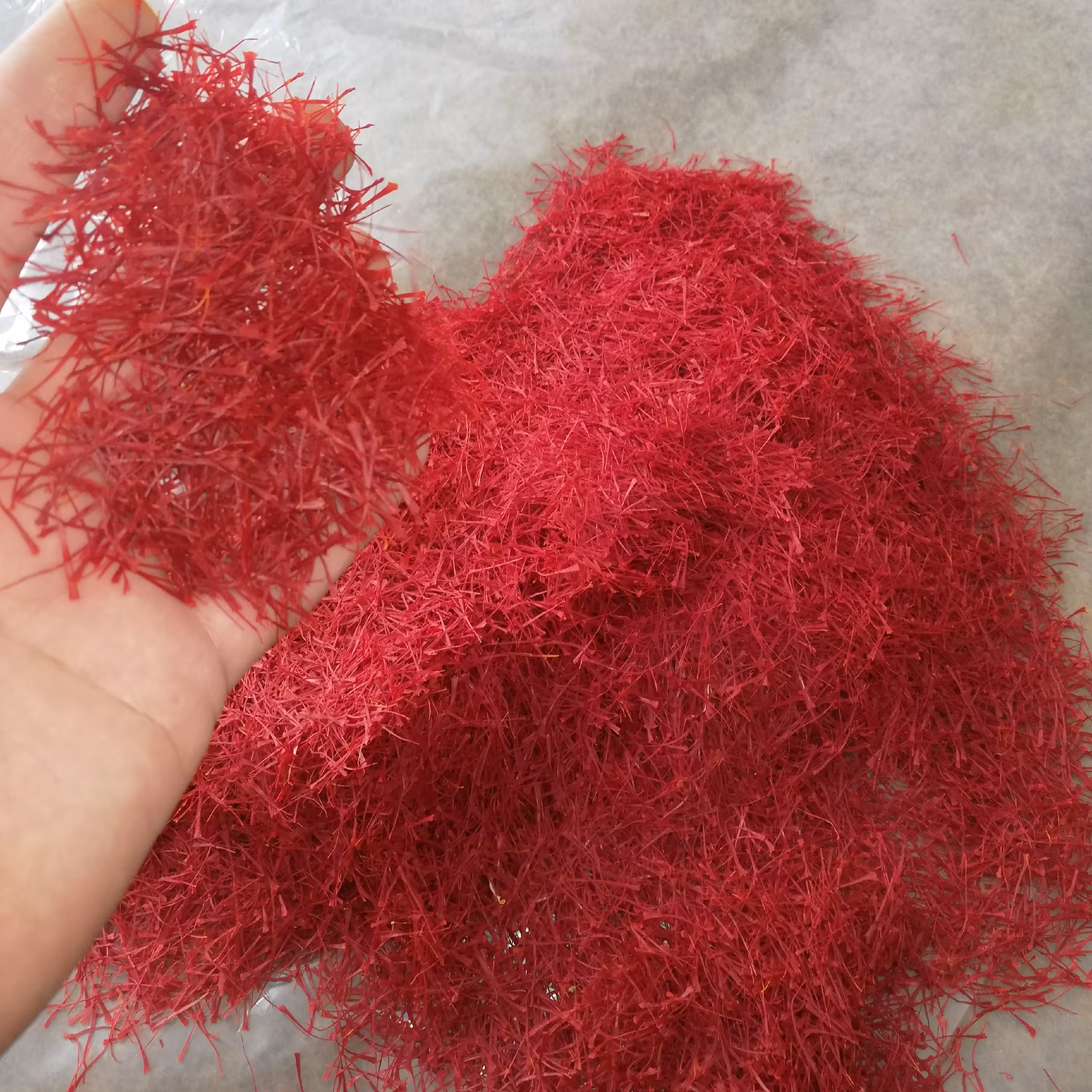 زعفران  نگین پرسی درجه یک 4گرم دربسته بندی کریستال